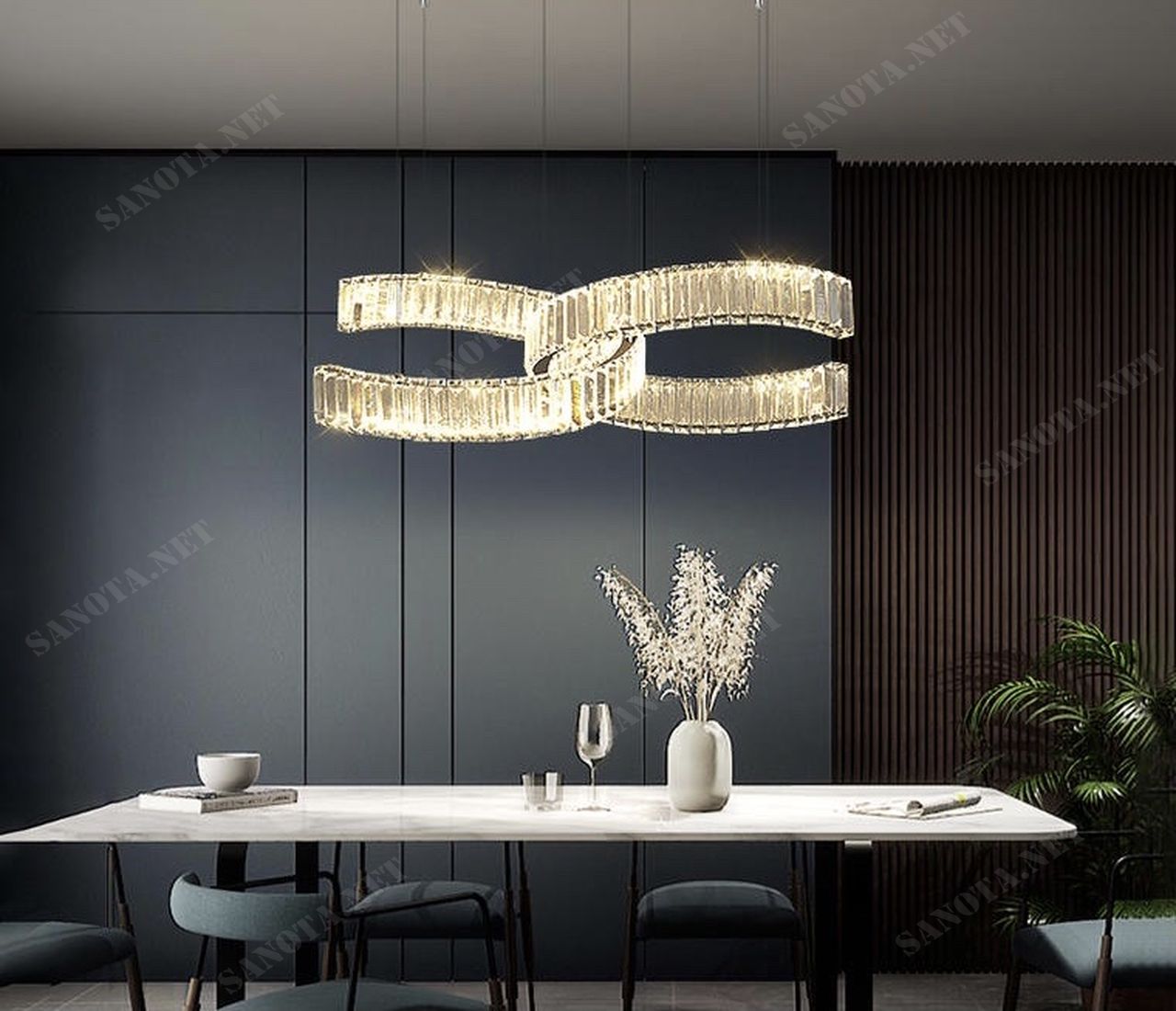 chiếc đèn trùm pha lê kiể dáng như logo của chanel là hai chữ c ghép lại với màu vàng ấm áp và nổi bật