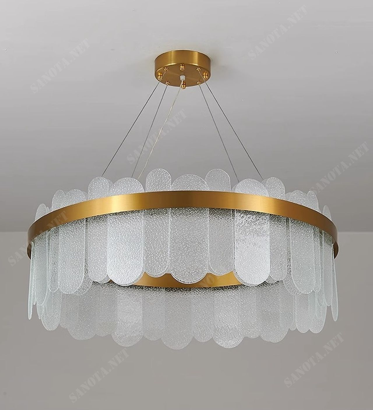 một chiếc đèn với thiết kế thân đèn được làm từ kim loại mạ điện, chao đèn là thuỷ tinh cường lực chịu nhiệt tốt và có những đường vân như gợn sóng trên chao đèn một chiếc đèn phù hợp trang trí cho không gian phòng khách