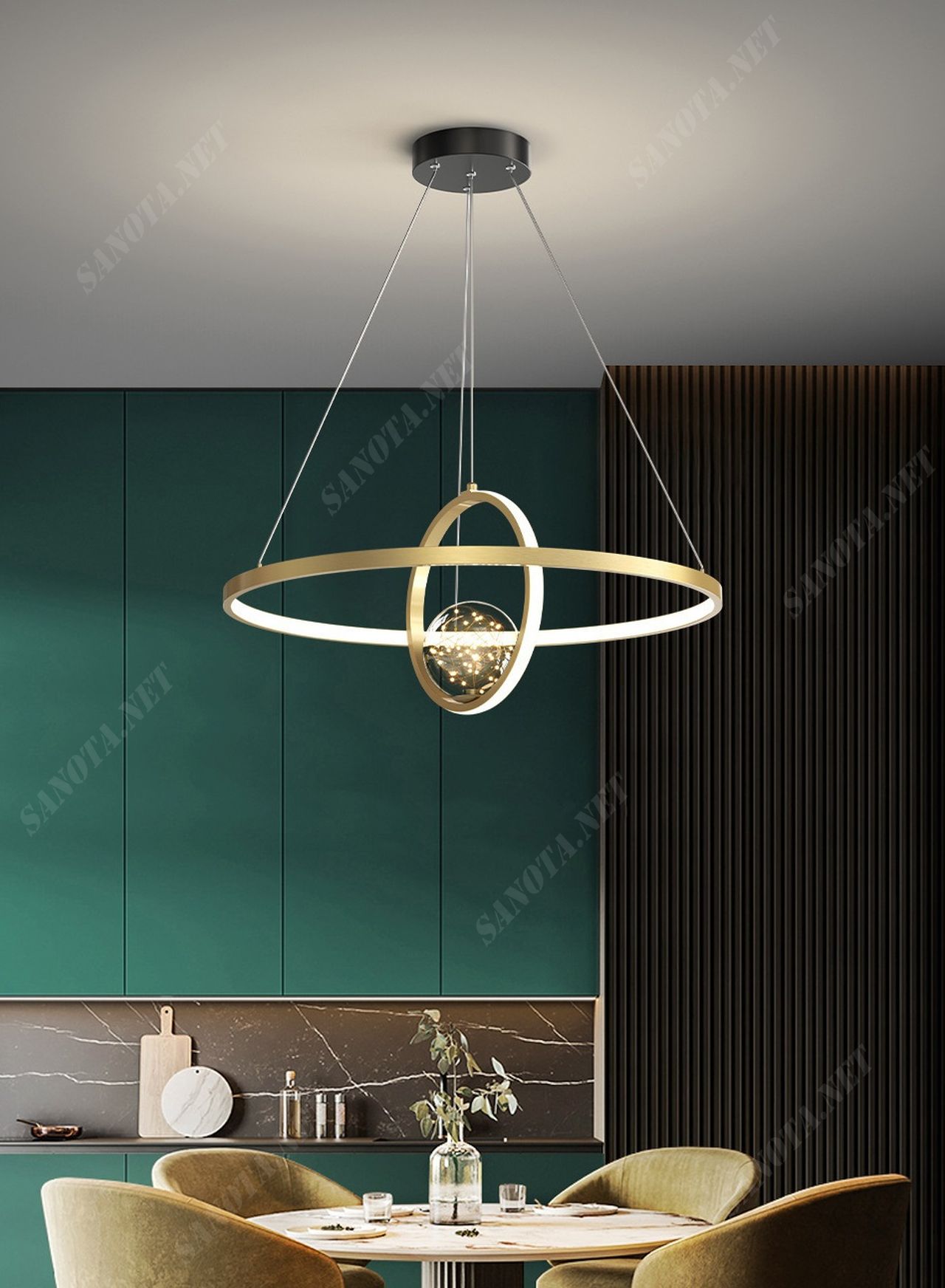 chiếc đèn chùm bằng đòng mạ vàng với thiết kế hai vòng trong được sắp xếp tgioongs hành tinh sao thổ kết hợp bóng đèn tròn chao thuỷ tinh trong suốt