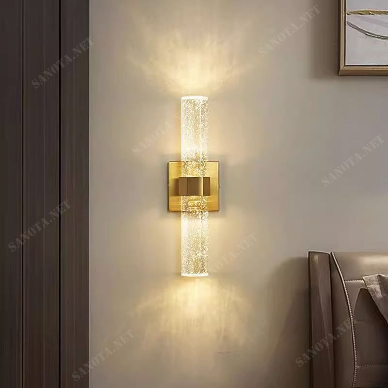 chiếc đèn được thiết thân vàng đồng và chao đèn là một thanh pha lê trong suốt có những bong bóng li ti bên trong