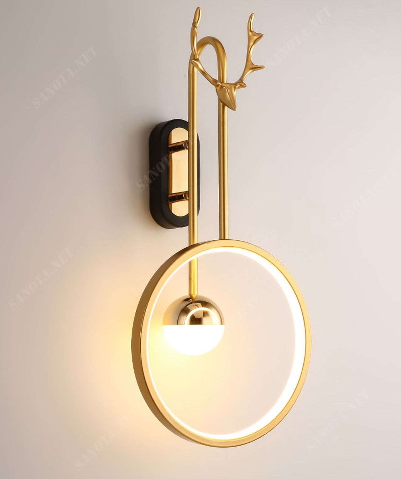 đèn gắn tường có thiết kế thân đèn uốn cong kết hợp với vòng tròn, thân đèn bằng đồng mạ vàng, nguồn sáng là bóng đèn led và dây đèn led bên trong vòng tròn