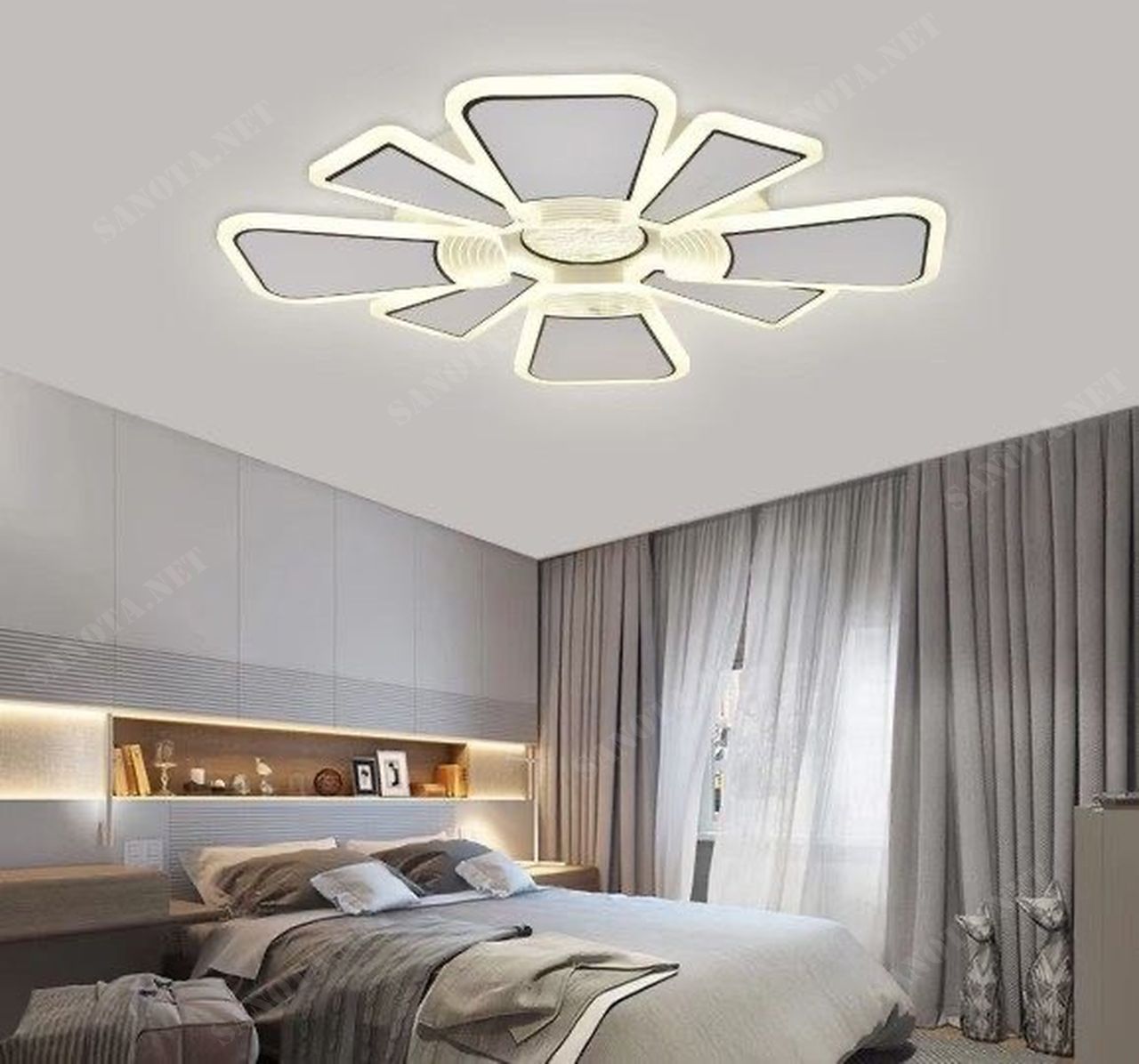 một chiếc đèn ốp trần với thiết kế là một bông hoa cúc với những cánh hoa là một bóng đèn led, chiếc đèn nổi bật giữa không vì ánh đèn mà nó chiếu sáng và sự độc đáo trong thiết kế của nó