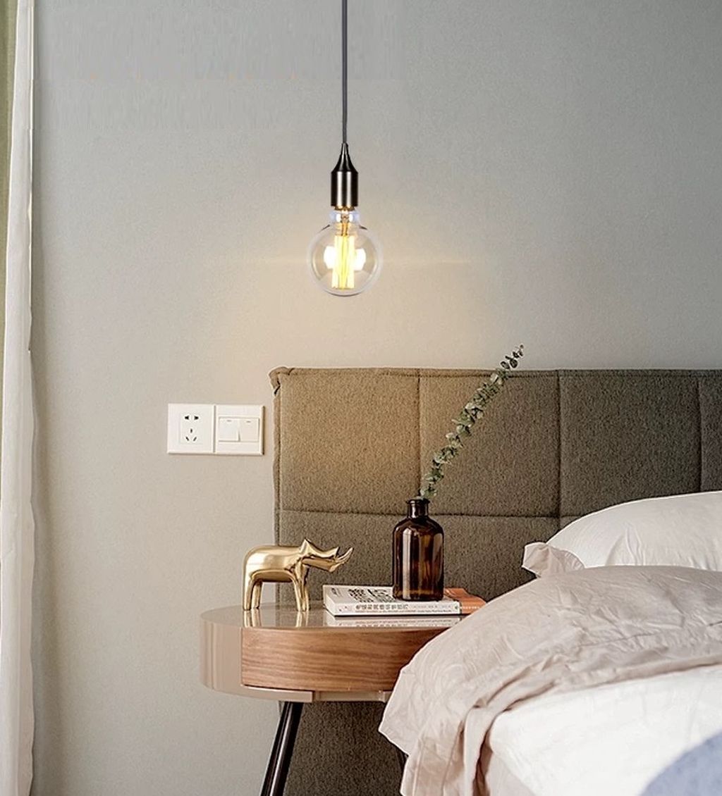 Đui đèn treo thả trang trí là sự kết hợp hoàn hảo giữa thiết kế tối giản hiện đại và vẻ đẹp cổ điển đầy cảm hứng. Với phần chụp đui kim loại màu xám ánh bạc sang trọng, kết hợp cùng dây thả thanh mảnh và bóng đèn Edison cổ điển, sản phẩm không chỉ là nguồn sáng mà còn là một món phụ kiện nội thất đắt giá, dễ dàng hòa hợp với mọi phong cách thiết kế: từ công nghiệp, tối giản cho đến Scandinavian.