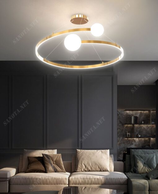 chiếc đèn với thiết kế đơn giản nhưng hiện đại và sang trọng bới thiết kế của nó như một chiếc nhẫn vàng đính kim cương, một chiếc đèn có vòng tròn bằng đồng mạ vàng và hai bóng đèn thuỷ tinh