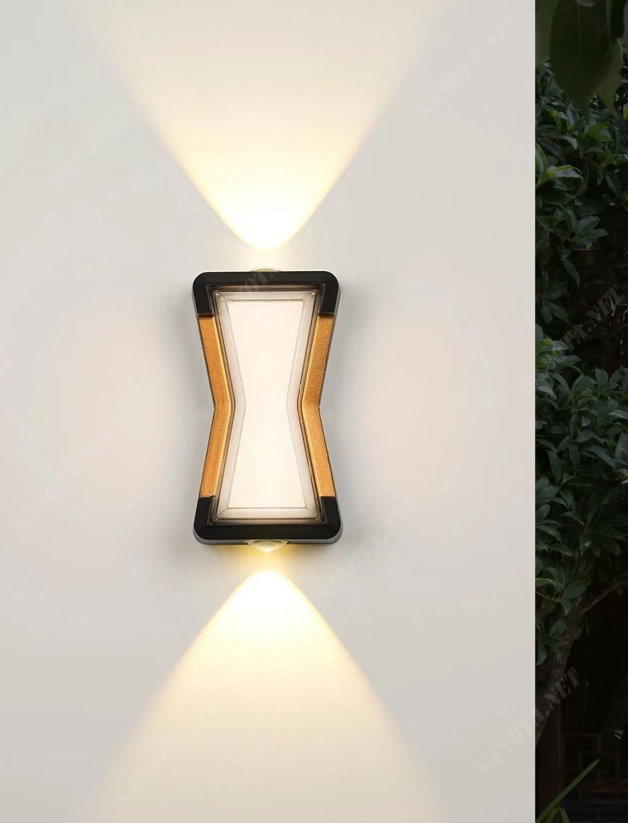 một chiếc đèn hắt tường với thiết kế hiện đại và sang trọng khi chiếc đèn có hình dáng là một chiếc đồng hồ cát có sự phối màu đen và vàng ở viền chiếc đèn. khi chiếc đèn được bật là lúc ánh sáng được hắt lên tường từ hai đầu của chiếc đèn, một chiếc đèn thiết kế đơn giản vì vậy có thể phù hợp với mọi không gian sống của bạn