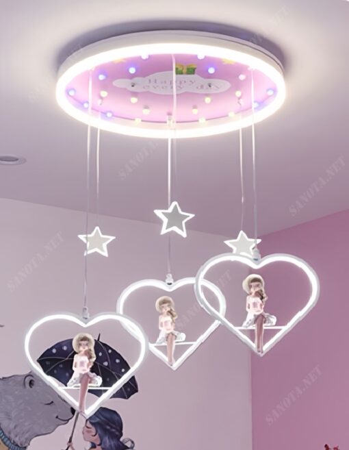 một chiếc đèn chùm được treo cố định trên một ốp tròn đèn led được trang trí bắt mắt và dễ thương, với mỗi sợi dây thả từ trần là được nối chắc chắn với một khung đèn led hình trái tim bên trong là một bé búp bê đang ngồi, khi chiếc đèn được bật là lúc nó được nổi bật cả một không gian với nhiều vẻ đẹp kết hợp và những bé búp bê như được múa hát trên trần nhà. một chiếc đèn chùm trang trí phù hợp cho không gian căn phòng bé gái