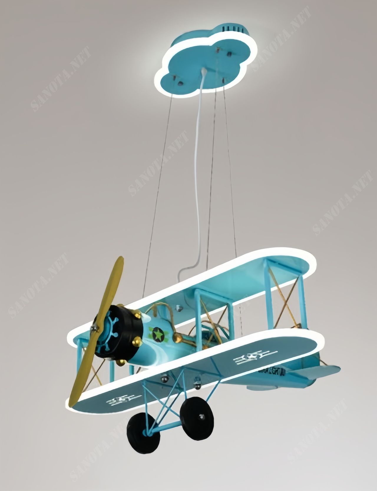 một chiếc đèn chùm cho phòng ngủ của bé khi thiết kế của nó là một chiếc máy bay độc đáo và hiện đại, chiếc đèn được làm tỉ mỉ đến từng chi tiết từ cánh quạt của máy bay hay từ những bánh xe đến thân máy bay mọi thứ đều hoàn chỉnh, đây chắc chắn sẽ là một món đồ decor độc đáo và các bé trai sẽ rất thích nếu được đặt trong phòng ngủ của mình, vừa có thể chiếu sáng vừa co thể trang trí thêm cho nội thất căn phòng