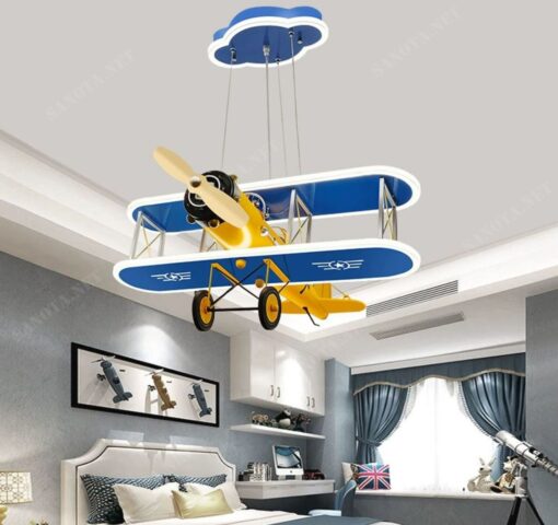 một chiếc đèn chùm cho phòng ngủ của bé khi thiết kế của nó là một chiếc máy bay độc đáo và hiện đại, chiếc đèn được làm tỉ mỉ đến từng chi tiết từ cánh quạt của máy bay hay từ những bánh xe đến thân máy bay mọi thứ đều hoàn chỉnh, đây chắc chắn sẽ là một món đồ decor độc đáo và các bé trai sẽ rất thích nếu được đặt trong phòng ngủ của mình, vừa có thể chiếu sáng vừa co thể trang trí thêm cho nội thất căn phòng