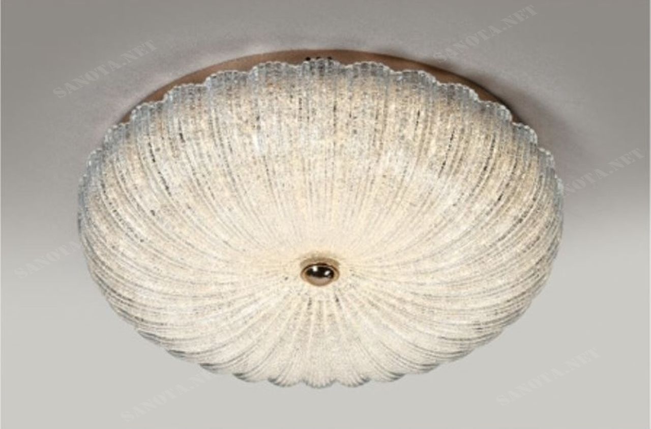 một chiếc đèn ốp trần có thiết kế hiện đại và sang trọng với chất liệu pha lê lấp lánh, chiếc đèn sẽ là một vật trang trí sang trọng cho không gian phòng ngủ, phòng khách, hay cả phòng làm việc, khi chiếc đèn được bật một nguồn ánh sáng toả ra không quá gắt, nhẹ nhàng đủ sáng cho cả không gian đặt chiếc đèn.