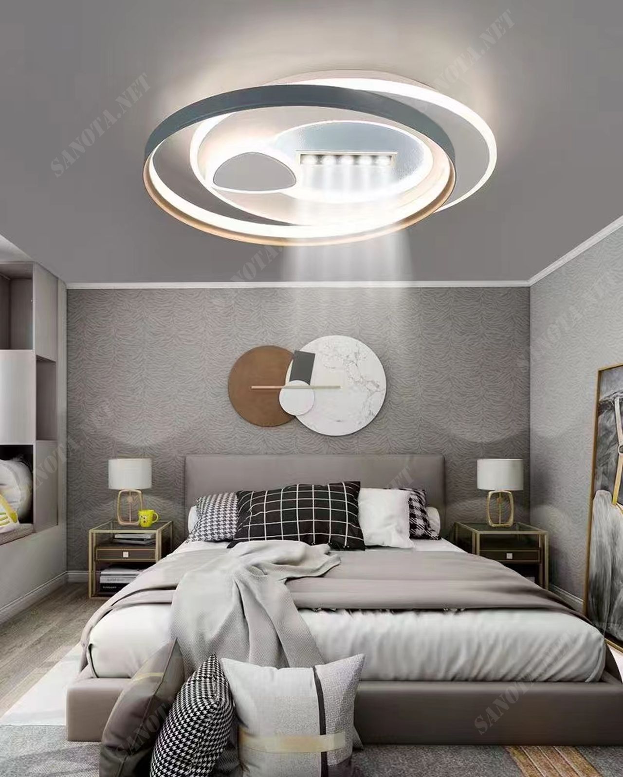 một chiếc đèn ốp trần có thiết kế là một mâm đèn led hình tròn là một vòng tròn viền đen, một thiết kế đơn giản nhưng hiện đại và điểm nổi bật tạo điểm nhấn là trung tâm vòng tròn là những bóng đèn tập trung, khi chiếc đèn được bật là lúc ánh sáng từ chiếc đèn toả sáng cả một không gian, ánh sáng đèn led quanh viền tròn và ánh sáng từ trung tâm chiếu thẳng xuống tạo một điểm nhấn đặc biệt, chiếc đèn phù hợp cho mọi không gian sống từ phòng khách đến phòng làm việc