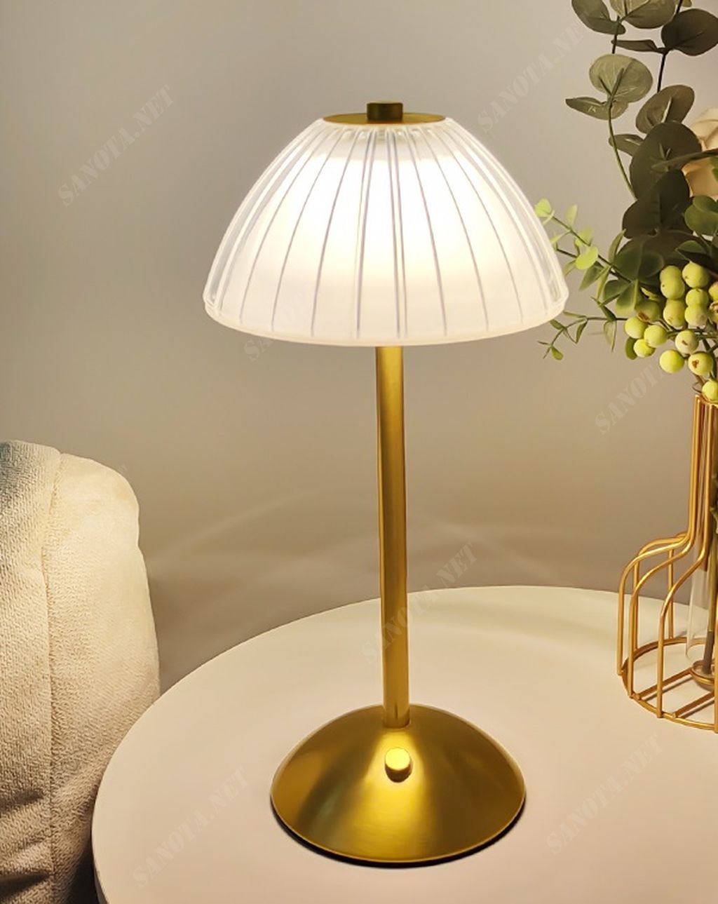 một chiếc đèn để bàn có thiết kế đơn giản như pha chút nét cổ điển, chỉ là một chiếc đèn thân mảnh khảnh nhưng chắc chắn làm từ đồng mạ vàng và chụp đèn là từ thuỷ tinh đục, chiếc đèn với chức năng cảm ứng khi bật không cần dây chỉ cần sạc tích điện, với chụp đèn là chất liệu thuỷ tinh đục nên ánh sáng mà chiếc đèn phát ra một ánh sáng dịu nhẹ và ấm áp phù hợp với phòng ngủ hay những vị trí cần decor và chiếu sáng khác