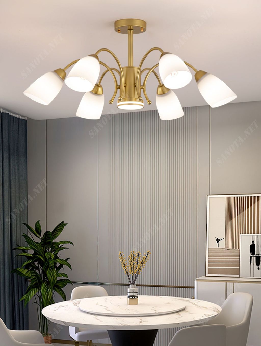 một chiếc đèn chùm mạ vàng sang trọng mang hơi hướng cổ điển là một chiếc đèn led có thiết kế những cánh tay đèn uốn cong bắt lấy mỗi một bóng đèn có chao thuỷ tinh, khi chiếc đèn được bật là lúc chiếc đèn led phát ra một dải ánh sáng lung linh chiếu sáng cho cả không gian, chiếc đèn này chắc chắn sẽ là một vật trang trí giúp tạo điểm cho không gian nội thất mà nó được đặt, một chiếc đèn sẽ tôn lên gu thẩm mỹ của chủ nhân căn nhà