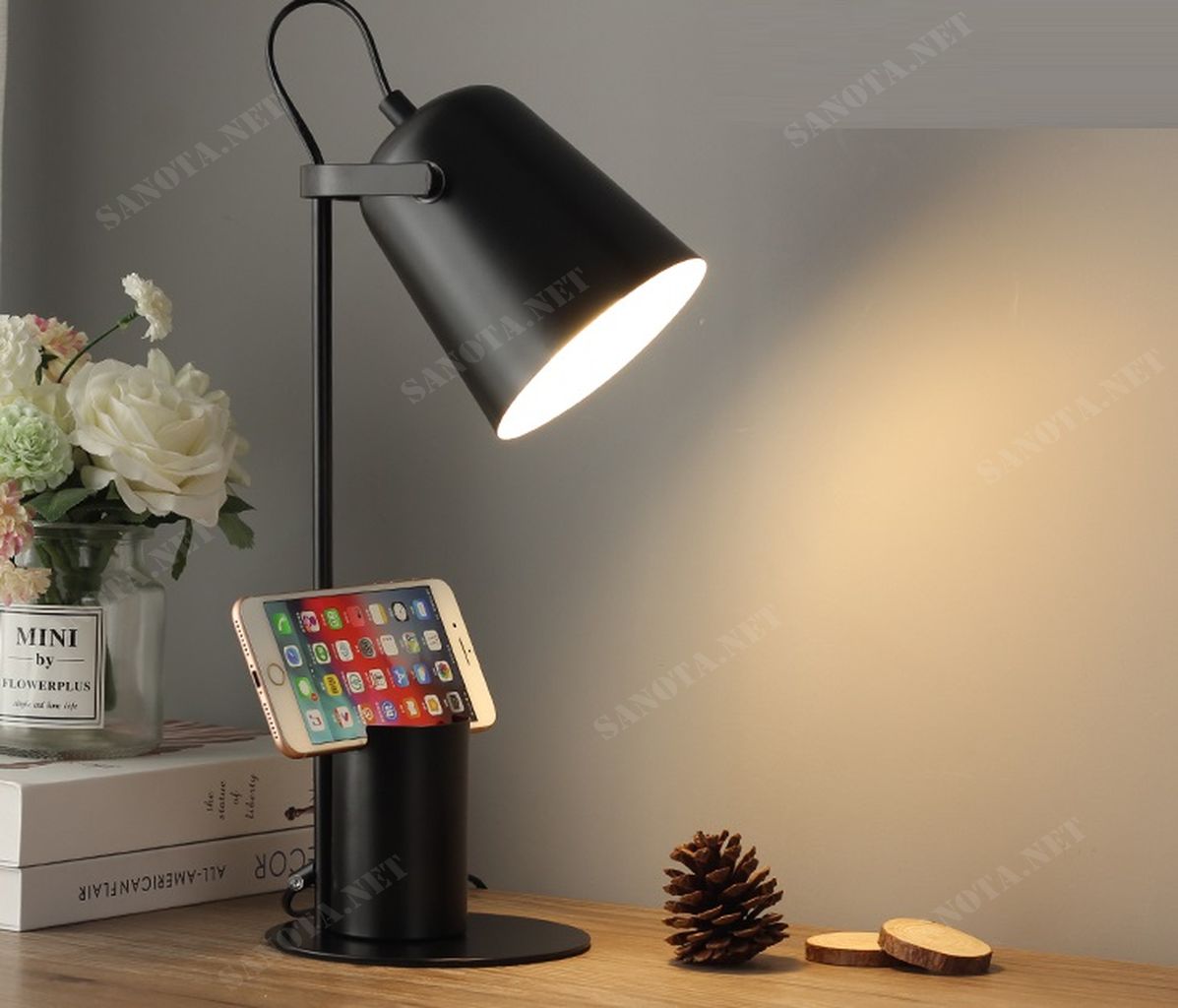 một chiếc đèn để bàn học với thiết kế tối giản cá tính và hiện đại, vừa là một chiếc đèn bàn học vừa tích hợp chỗ để kê điện thoại, giúp bạn có thể vừa học có thể sử dụng điện thoại mà không cần cầm nắm, đặc biệt là ánh sáng mà chiếc đèn đem lại giúp cho bạn dễ dàng hơn trong việc học tập và làm việc đây còn là một vật trang trí cho không gian học tập hiện đại của bạn
