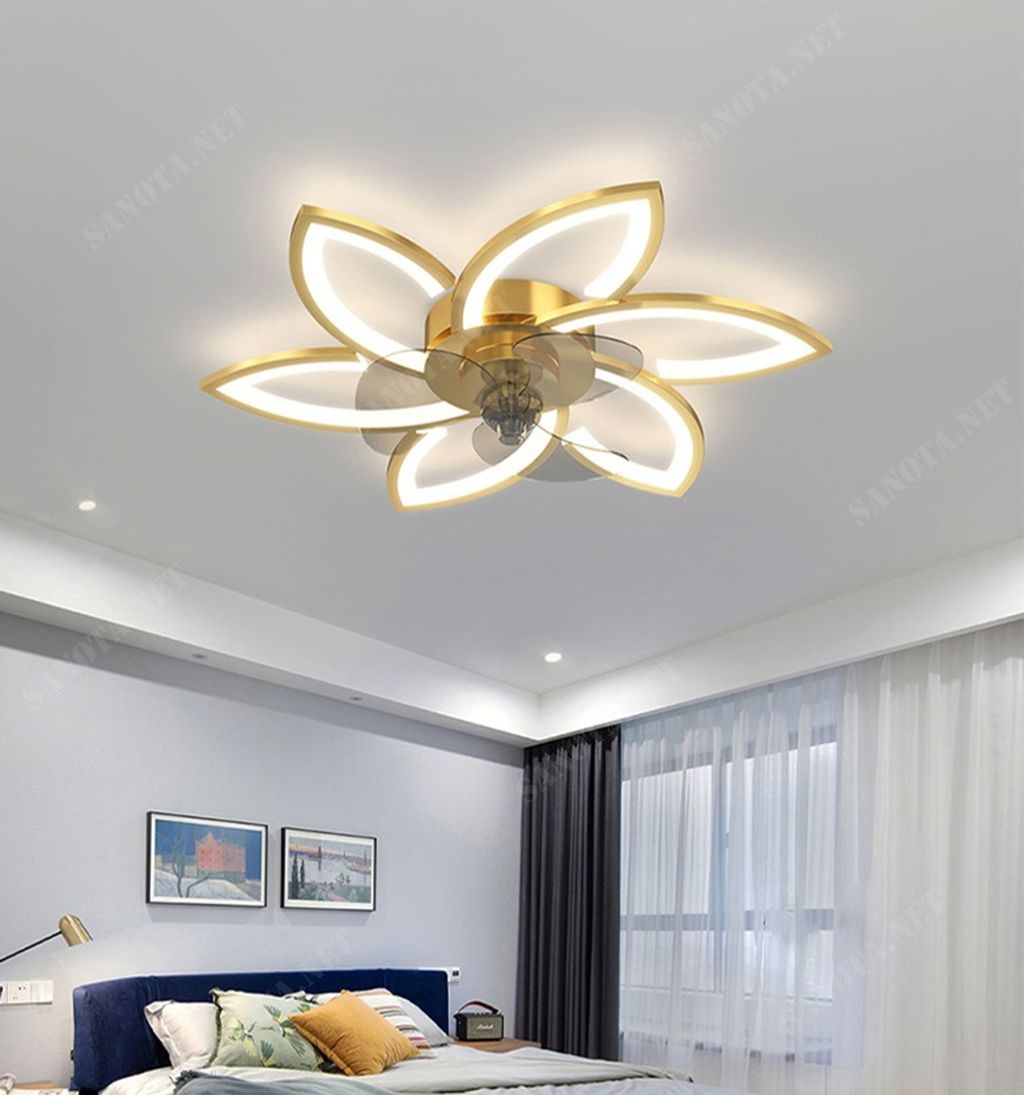 một chiếc đèn ốp trần led kết hợp với quạt trần sang trọng với thiết kế mang thiên hướng hiện đại là một bông hoa vàng chính giữa bông hoa là chiếc quạt, khi chiếc đèn được từng cánh của bông hoa thắp sáng rực rỡ, một chiếc đèn đa công năng là một vật trang trí thêm phần sang trọng cho không gian nội thất, vừa là chiếc đèn thắp sáng vừa là chiếc quạt làm mát cho không gian mà nó được đặt, với chiếc đèn led tiện ích và hiện đại này sẽ phù hợp với nhiều không gian và nhiều dạng thiết kế nội thất