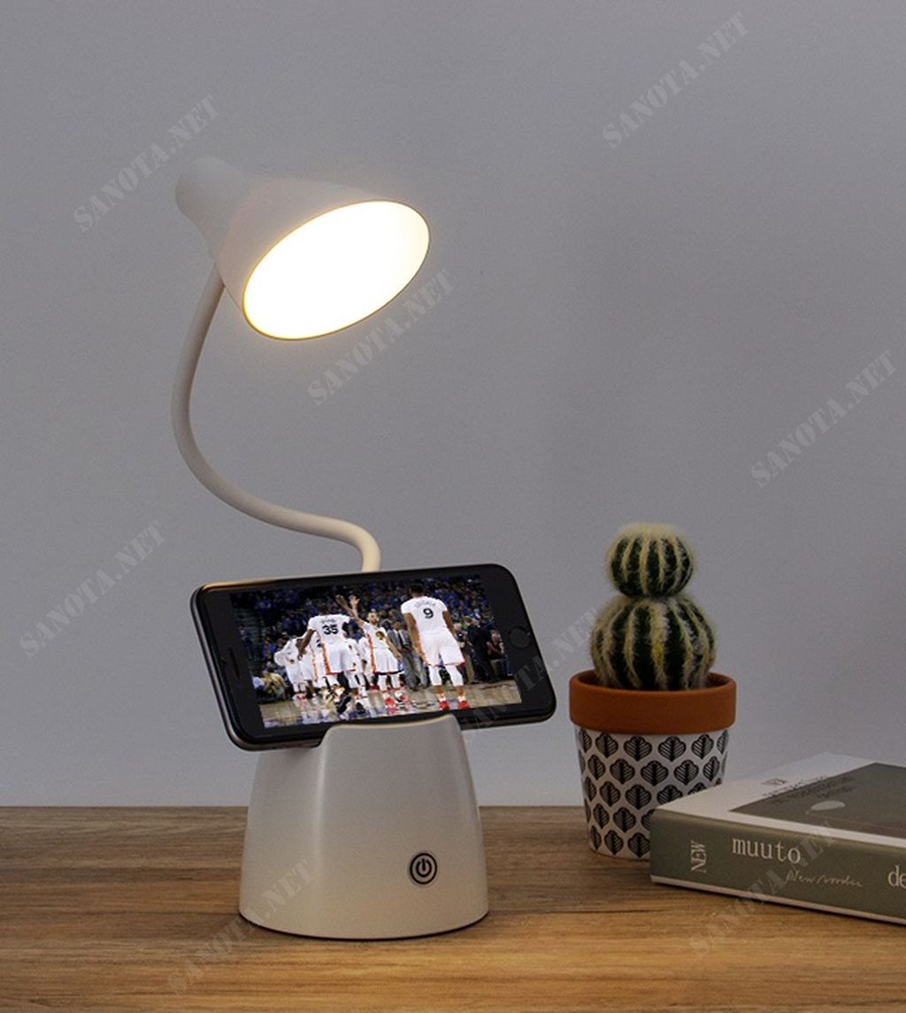 một chiếc đèn để bàn học một màu trắng tinh tế thanh lịch và hiện đại, với thiết kế đơn giản nhưng tiện ích, đế đèn còn là mọt nơi để ta có thể làm hộc đựng bút hay những vật linh tinh, một chiếc đèn để bàn hiện đại vừa là vật trang trí vừa kà vật chiếu sáng tăng khả năng tập trung làm việc học tập một cách tốt nhất, ánh sáng của chiếc đèn mang lại sẽ giúp bạn không thấy đau mắt khi phải ngồi làm việc lâu, ánh sáng tốt bảo vệ đôi mắt của bạn