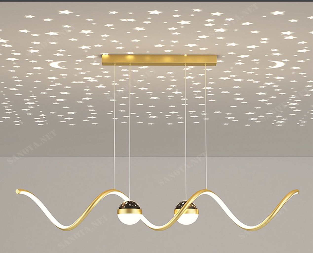 một chiếc đèn chùm với thiết kế hiện đại và sang trọng là một đèn led có thiết kế uốn lượn độc đáo, được mạ vàng sang trọng, kết hợp với đó là hai bóng đèn có hiệu ứng ánh sáng chiếu trên trần nhà, đây sẽ là một chiếc đèn chùm không thể thiếu trong nội thất căn nhà của bạn, vừa là một chiếc đèn đủ sáng để chiếu sáng cho cả một không gian, vừa là một vật trang trí sang trọng, khi chiếc đèn được bật một ánh sáng lung linh thơ mộng và ấm áp từ bóng đèn led và những ánh sao, phù hợp cho treo bàn ăn sang trọng và lãng mạn, ngoài ra còn nhiều không gian như phòng khách sang trọng hoặc phòng làm việc hiện đại