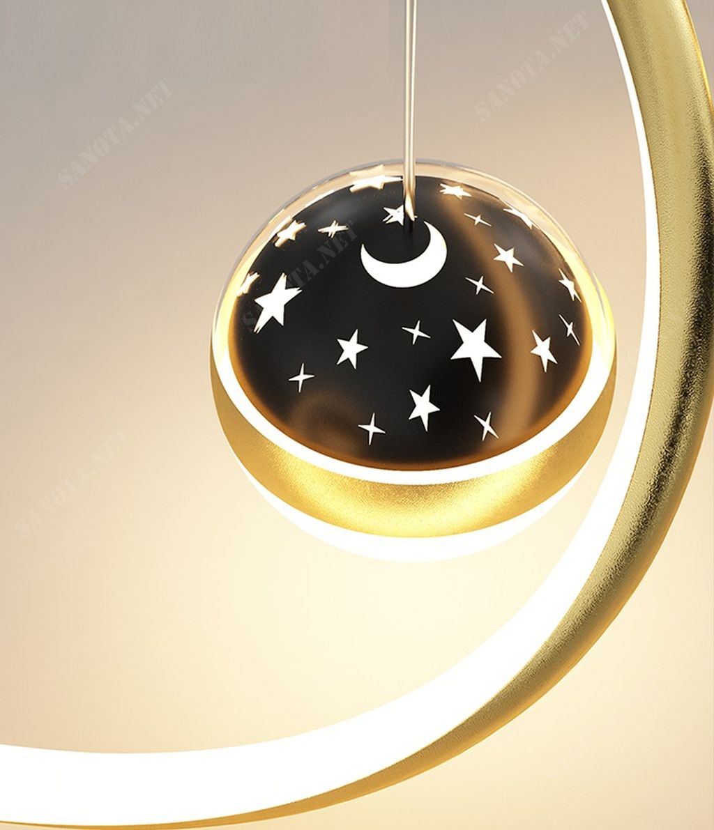 một chiếc đèn chùm với thiết kế hiện đại và sang trọng là một đèn led có thiết kế uốn lượn độc đáo, được mạ vàng sang trọng, kết hợp với đó là hai bóng đèn có hiệu ứng ánh sáng chiếu trên trần nhà, đây sẽ là một chiếc đèn chùm không thể thiếu trong nội thất căn nhà của bạn, vừa là một chiếc đèn đủ sáng để chiếu sáng cho cả một không gian, vừa là một vật trang trí sang trọng, khi chiếc đèn được bật một ánh sáng lung linh thơ mộng và ấm áp từ bóng đèn led và những ánh sao, phù hợp cho treo bàn ăn sang trọng và lãng mạn, ngoài ra còn nhiều không gian như phòng khách sang trọng hoặc phòng làm việc hiện đại