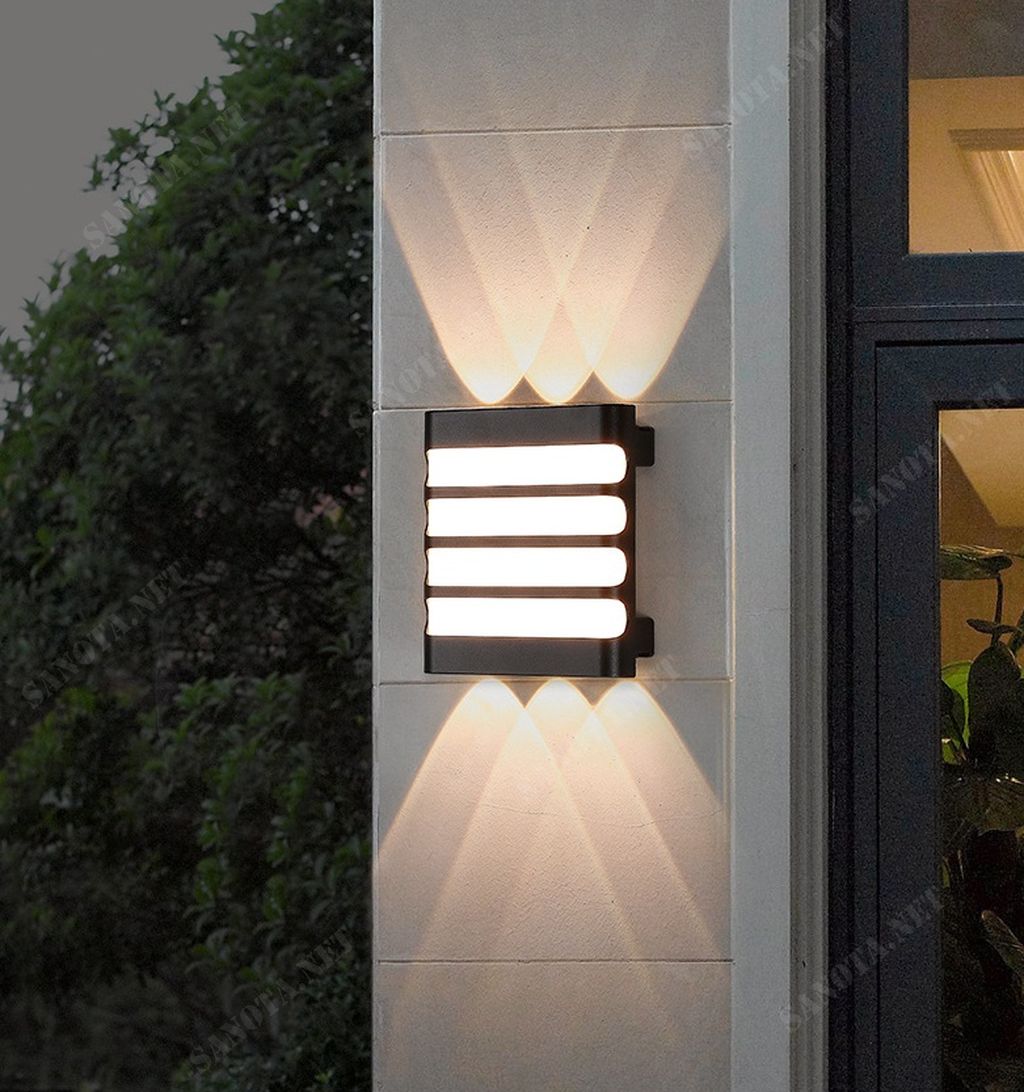 mộ chiếc đèn hắt tường, một chiếc đèn gắn tường theo phong cách hiện đại, thiết kế đơn giản chỉ là một hộp đèn, có thân đèn màu đen tối giản, một chiếc đèn hắt tường với bóng đèn LED có chất liệu tốt, chiếc đèn sẽ là vật chiếu sáng hoànhaor cho căn nhà của bạn, nó có thể được đặt ở cổng, hành lang, ngoài sân vườn, những nơi cần không gian sáng tập trung