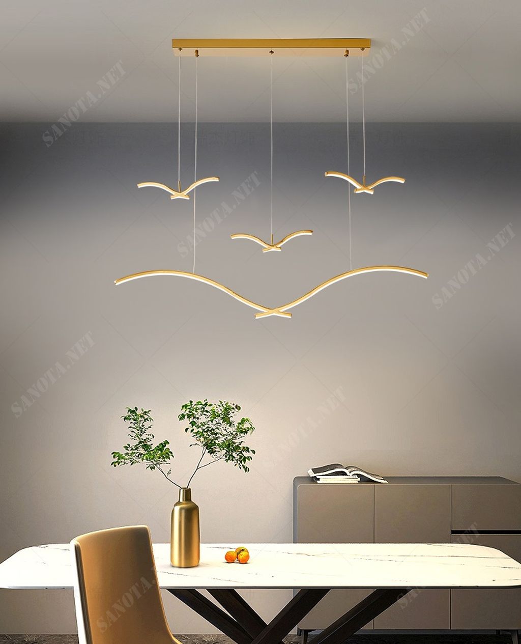 một chiếc đèn chùm với thiết kế hiện đại và sang trọng, với kiểu dáng đơn giản, chiếc đèn làm từ hợp kim xi vàng bóng chất liệu tốt bền bỉ theo thời gian, đế đèn được cố định chắc chắn trên trần nhà, những chú chim vàng được thả tự do như đang bay lượn giữa không gian nội thất, một chiếc đèn là điểm nhấn độc đáo khi được đặt ở bất kì nơi nào cũng sẽ tôn lên vẻ đẹp sang trọng và hiện đại của nơi mà chiếc đèn được đặt, một chiếc đèn sẽ là điểm nhấn thú vị cho phòng khách, bàn ăn, hay sảnh khách sạn, sẽ giúp tôn lên vẻ đẹp gu thẩm mỹ của gia chủ