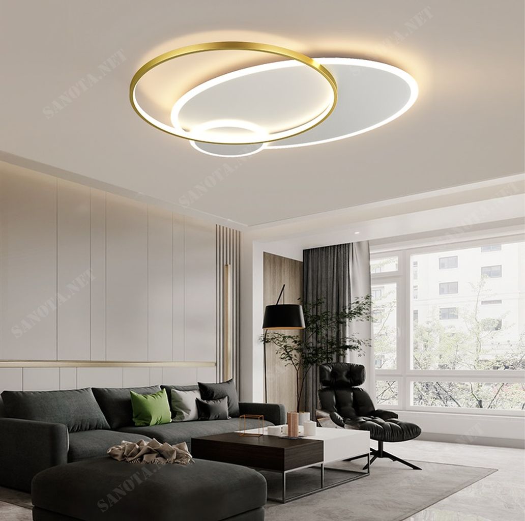 một chiếc đèn ốp trần với thiết kế là một mâm đèn led tròn hiện địa và sang trọng, chiếc đèn với sự kết hợp giữa màu trắng tinh tế của mâm đèn led và màu vàng sang trọng của vòng tròn đèn led, khi chiếc đèn được bật ánh sáng hoà qyền cùng với màu sắc của chiếc đèn tạo nên một điểm nhấn đặc biệt lôi cuốn ánh nhìn, ánh sáng ấm áp chiếu ra từ bóng đèn led phù hợp với mọi không gian trong căn nhà, từ phòng khách đến phòng ngủ hay phòng làm việc, chiếc đèn led này đều làm tốt chức năng của nó, đây chắc chắn sẽ là một chiếc đèn mà bạn đang cần bởi vẻ đẹp rong trang trí nội thất và tính năng ánh sáng mà nó đem lại