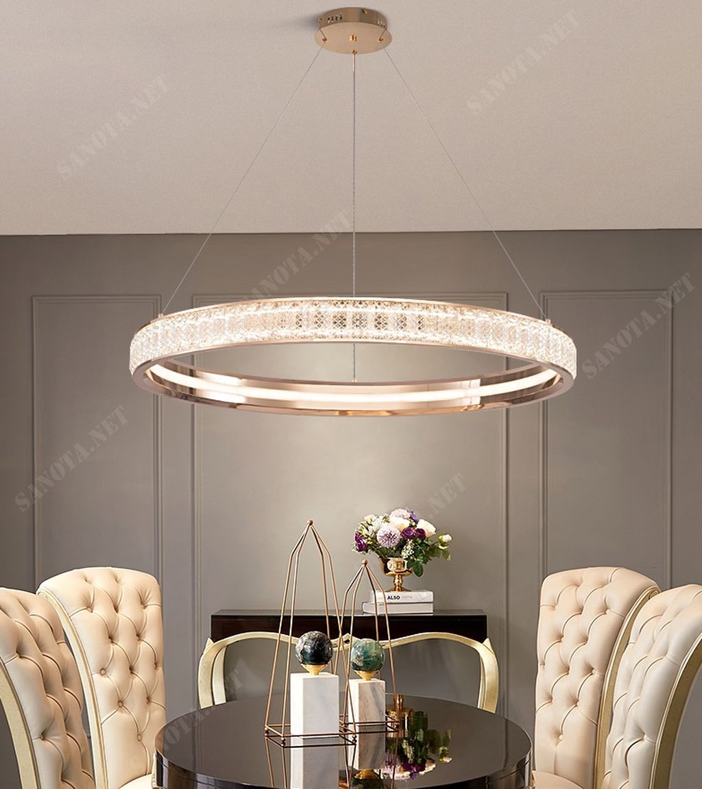 một chiếc đèn chùm led mang nét đẹp sang trọng và hiện đại, với thiết kế là một vòng đèn led viền vàng sang trọng kết hợp là chất liệu trong suốt, khi chiếc đèn được bật ánh sáng của đèn led lan toả khắp cả một không gian kết hợp với vẻ đẹp tinh tế của phối màu trong chiếc đèn, tạo vẻ đẹp ấn tượng trong nội thất, chiếc đèn sang trọng quý phái này sẽ là một món đồ trang trí cho bất kì không gian nào từ phòng khách đến phòng ngủ, là điểm nhấn cho không gian sang trọng, đây chắc chắn là một chiếc đèn bạn đang cần đến để tô thêm vẻ đẹp sang trọng cho căn nhà của bạn