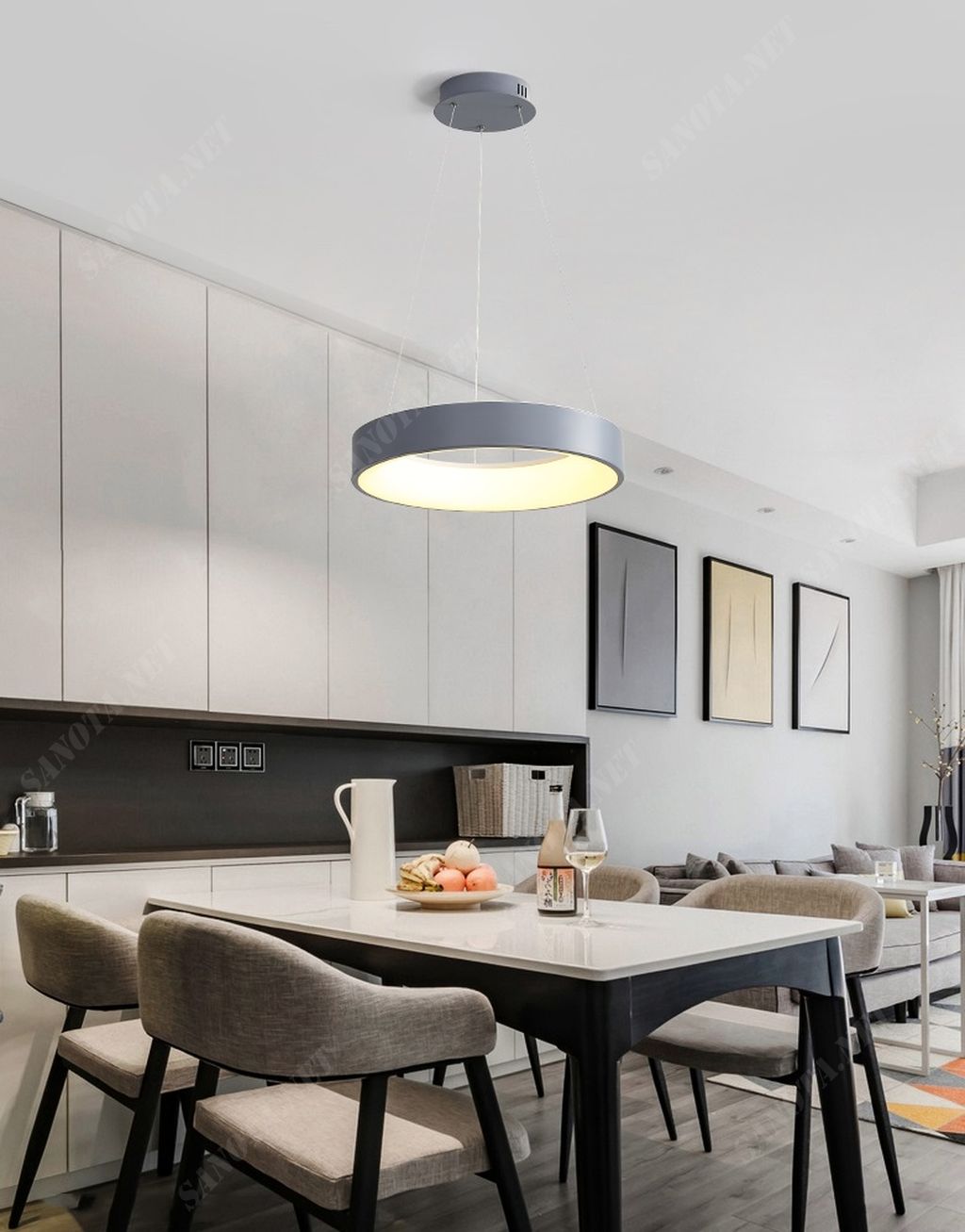 một chiếc đèn chùm mang phong cách tối giản nhưng hiện đại, một chiếc đèn có thiết kế là một vòng tròn đèn led đơn giản, với thiết kế của chiếc đèn chùm led sẽ là món đồ trang trí cho bất kì không gian nội thất nào, từ phòng khách đến phòng ngủ, phòng làm việc hay cả phòng ăn, chiếc đèn này vừa là đèn chiếu sáng vừa là món đồ trang trí hiện đại, là chiếc đèn mà bạn đang tìm kiếm