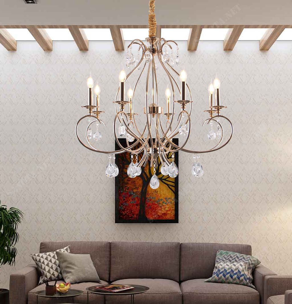 một chiếc đèn chùm cao cấp và sang trọng, một chiếc đèn chùm thân đèn mạ vàng sáng bóng sang trọng, chiếc đèn với những cánh đèn uốn lượn trên đó là những ngọn nến vàng điểm nhấn là những giọt pha lê, một chiếc đèn với sức hút đối với người nhìn, sẽ là điểm nhấn đặc biệt trong trang trí nội thất căn nhà của bạn