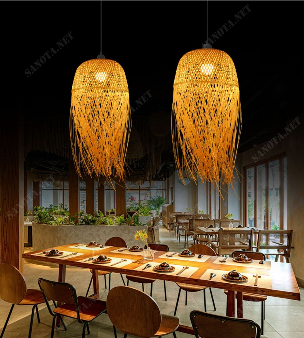 một chiếc đèn thả mây tre với thiết kế mộc mạc và giản dị tạo hình dáng con sứa biển, được tỉ mỉ làm thủ công bởi tre nứa, chiếc đèn với cái đẹp của truyền thống việt nam, phù hợp với những không gian trang trí của những nhà hàng, resort, quán cafe, homestay, khách sạn, và những căn nhà yêu nét đẹp truyền thống, yêu sự đơn giản và chiếc đèn thả sẽ là điểm nhấn cho không gian mà nó được đặt thu hút sự chú ý của người xem.