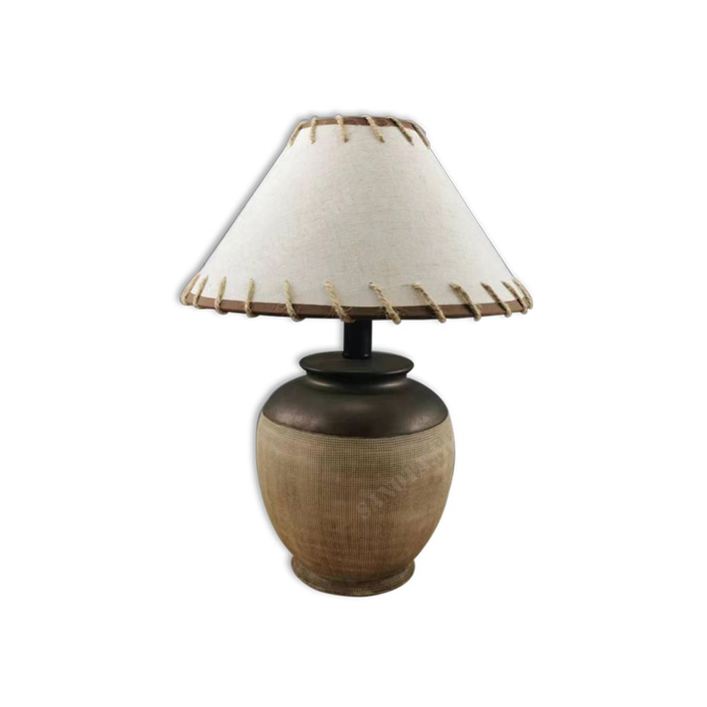 một chiếc đèn bàn với thiết kế độc đáo với thân đèn gốm sứ và chao vải, chiếc đèn bàn là sự kết hợp độc đáo của vẻ đẹp hiện đại và thiên hướng cổ điền trong thiết kế, chiếc đèn vừa là món đồ trang trí vừa là vật thắp sáng không gian ấm áp, đưa đến ánh sáng dịu nhẹ thư giãn, vì vậy mà chiếc đèn sẽ phù hợp đặt ở phòng ngủ, phòng khách hay những không gian thư gian khác nhưng vẫn có thể trang trí, đây chắc chắn sẽ là chiếc đèn mà bạn đang tìm kiếm cho không gian nghỉ ngơi của mình