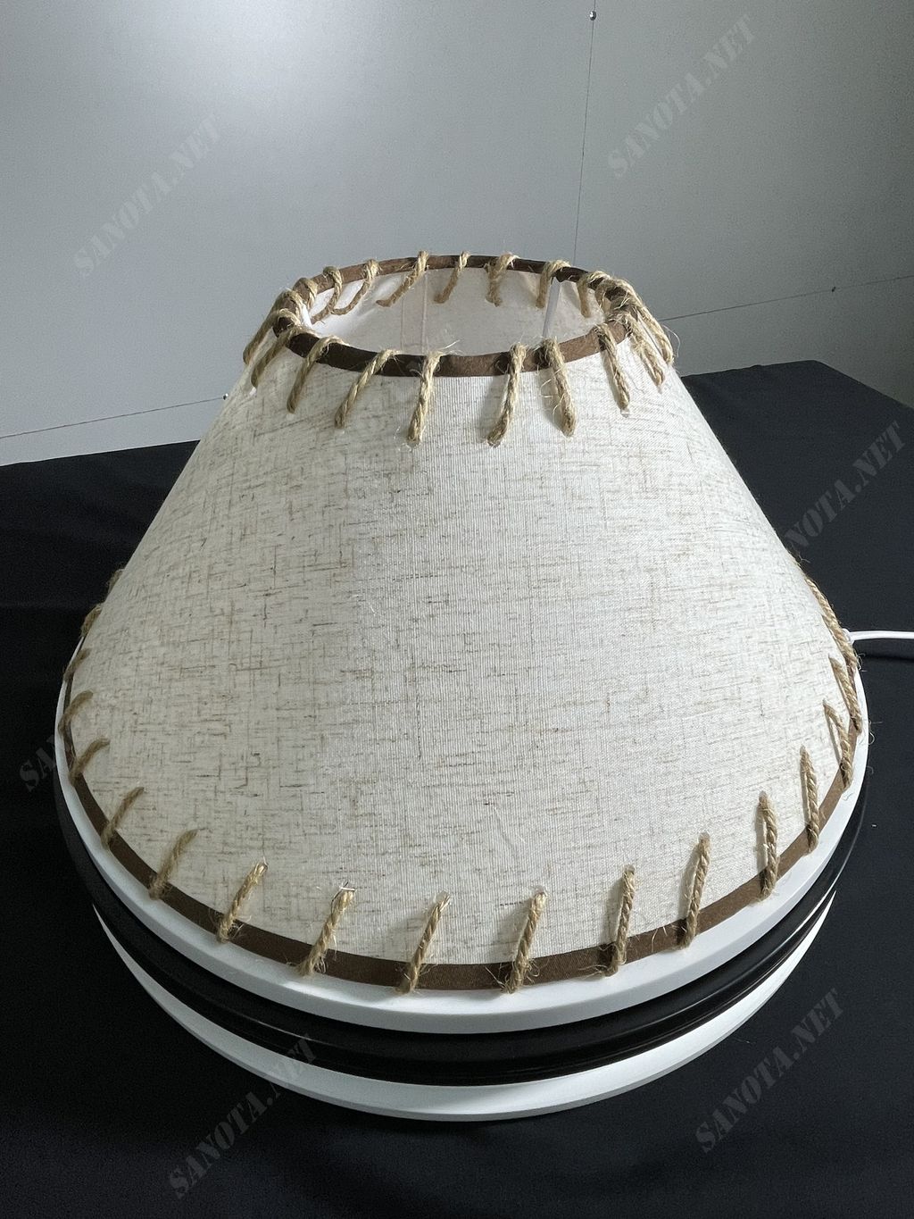 một chiếc đèn bàn với thiết kế độc đáo với thân đèn gốm sứ và chao vải, chiếc đèn bàn là sự kết hợp độc đáo của vẻ đẹp hiện đại và thiên hướng cổ điền trong thiết kế, chiếc đèn vừa là món đồ trang trí vừa là vật thắp sáng không gian ấm áp, đưa đến ánh sáng dịu nhẹ thư giãn, vì vậy mà chiếc đèn sẽ phù hợp đặt ở phòng ngủ, phòng khách hay những không gian thư gian khác nhưng vẫn có thể trang trí, đây chắc chắn sẽ là chiếc đèn mà bạn đang tìm kiếm cho không gian nghỉ ngơi của mình