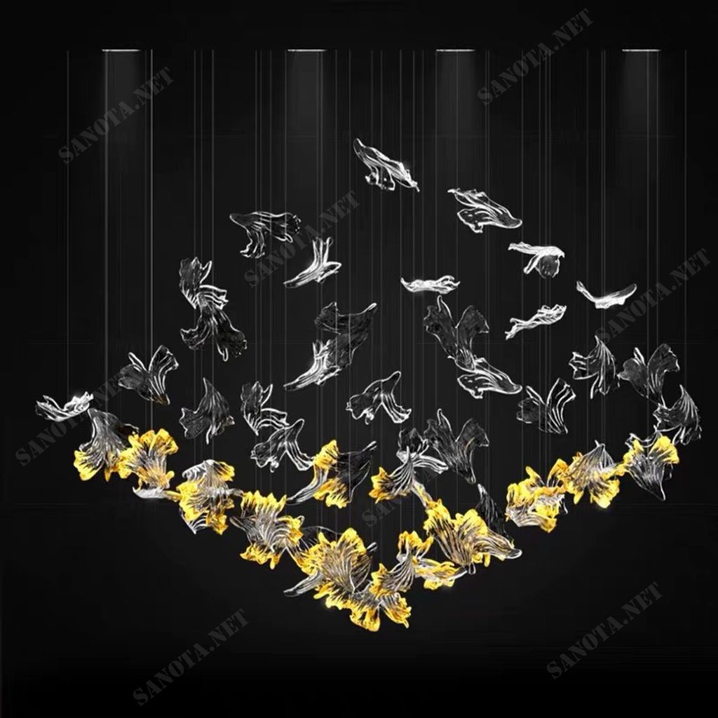 một chùm thả decor với thiết kế sang trọng và hiện đại, vẻ đẹp độc đáo trong thiết kế khi những chiếc lá thuỷ tinh được thả tự do giữa không gian nội thất, món đồ decor sẽ lung linh khi được đặt cùng với những bóng đèn, một món đồ decor độc đáo và sang trọng sẽ tạo điểm nhấn cho không gian nội thất nhà bạn