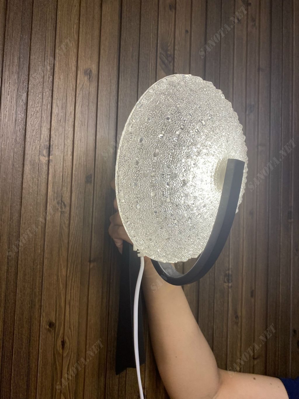 chiếc đèn gắn tường với thiết kế hiện đại và sang trọng là một chiếc đèn với sự kết hợp thân đèn màu đen hiện đại là điểm tựa chắc chắn, bóng đèn với chao thuỷ tinh vân mờ sang trộng, khi chiếc đèn được bật là lúc ánh sáng lung linh thắp sáng cả một căn phòng với thiết kế đơn giản này chiếc đèn tường có thể được gắn ở bất kì nơi đâu, từ phòng khách đến phòng ngủ, là điểm nhấn hiện đai và sang trọng cho thiết kế nội thất