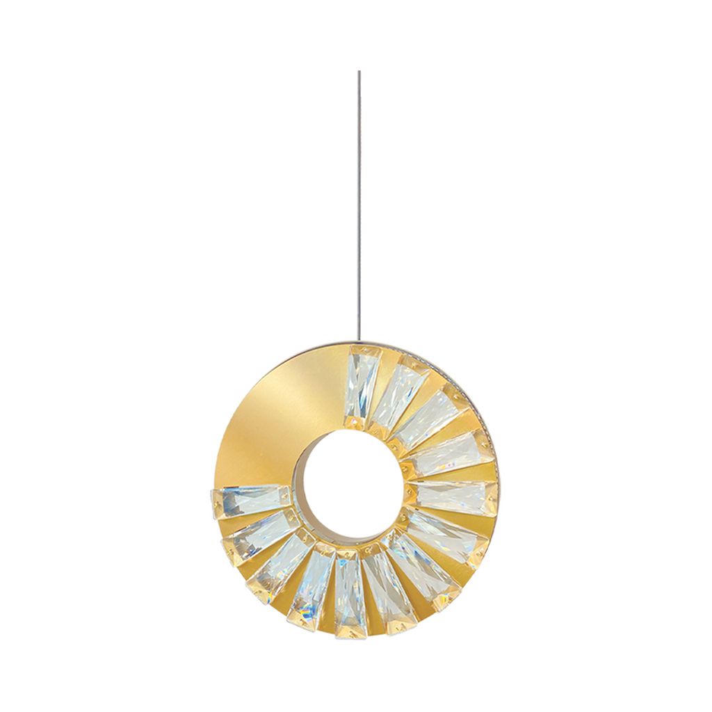 một chiếc đèn thả với thiết kế hiện đại và sang trọng là một chiếc đèn có tạo hình là chiếc dĩa tròn pha lê mạ đồng xung quanh là một điểm nhấn độc đáo, khi chiếc đèn được bật ánh sáng đi qua lớp pha lê lấp lánh, kết hợp ánh vàng sang trọng tạo nên một không gian ấm áp, đây chắc chắn là một chiếc đèn thả mà bạn đang cần tìm cho không gian căn nhà của bạn, vừa là chiếc đèn thắp sáng vừa là món đồ trang trí tạo điểm nhấn
