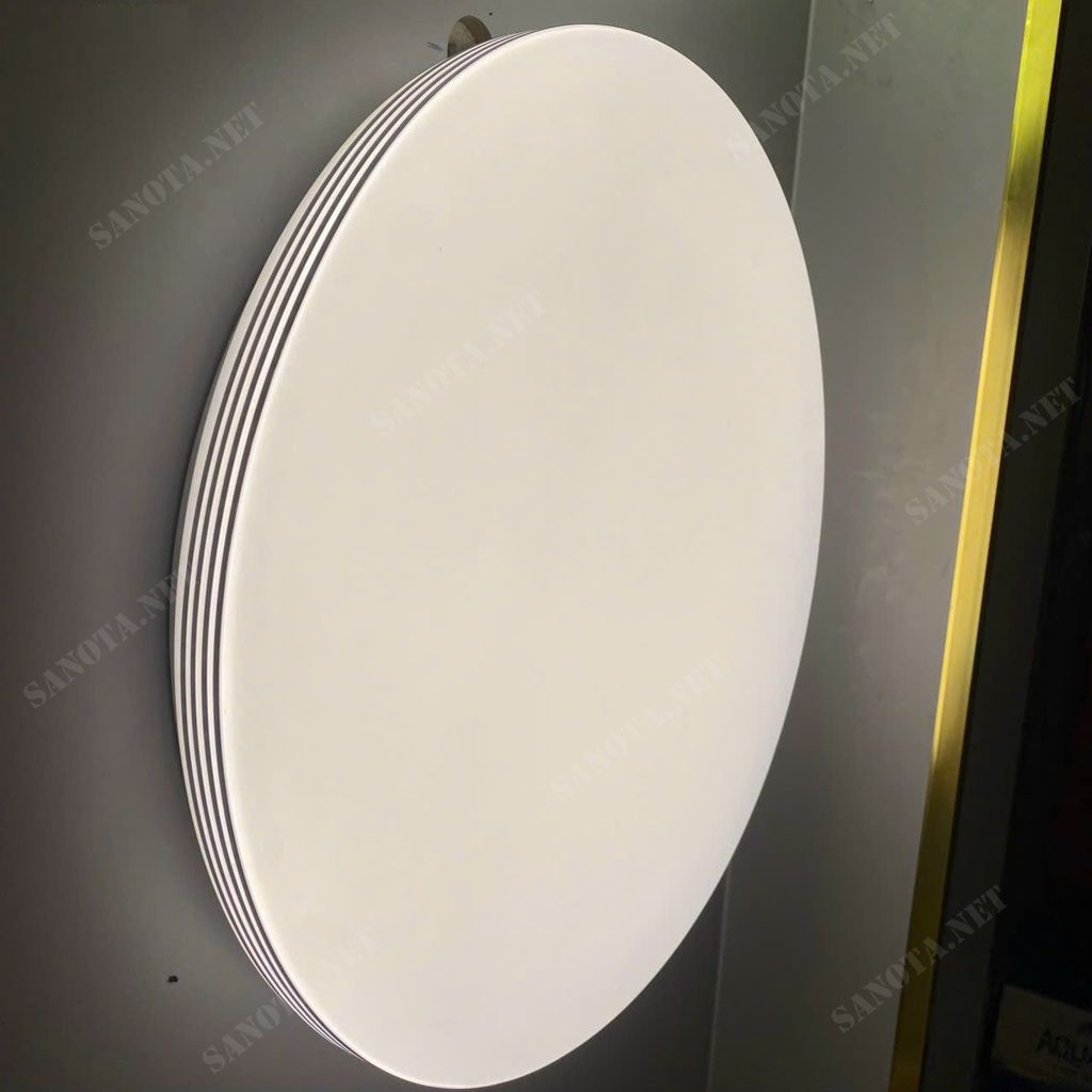 một chiếc đèn ốp trần với thiết kế một mâm đèn LED. Một chiếc đèn ốp trần đầy thanh lịch, hiện đại và đầy tinh tế là mâm led màu trắng tinh khiết. Được thiết đèn kế đơn giản nhưng không kém phần quyến rũ. Chiếc đèn này khiến cho không gian nội thất trở nên sang trọng và ấm cúng khi lọt vào tầm mắt. Với vẻ đẹp của thiết kế và tính tiện dụn của chiếc đèn sẽ phù hợp đặt ở nhiều không gian nội thất