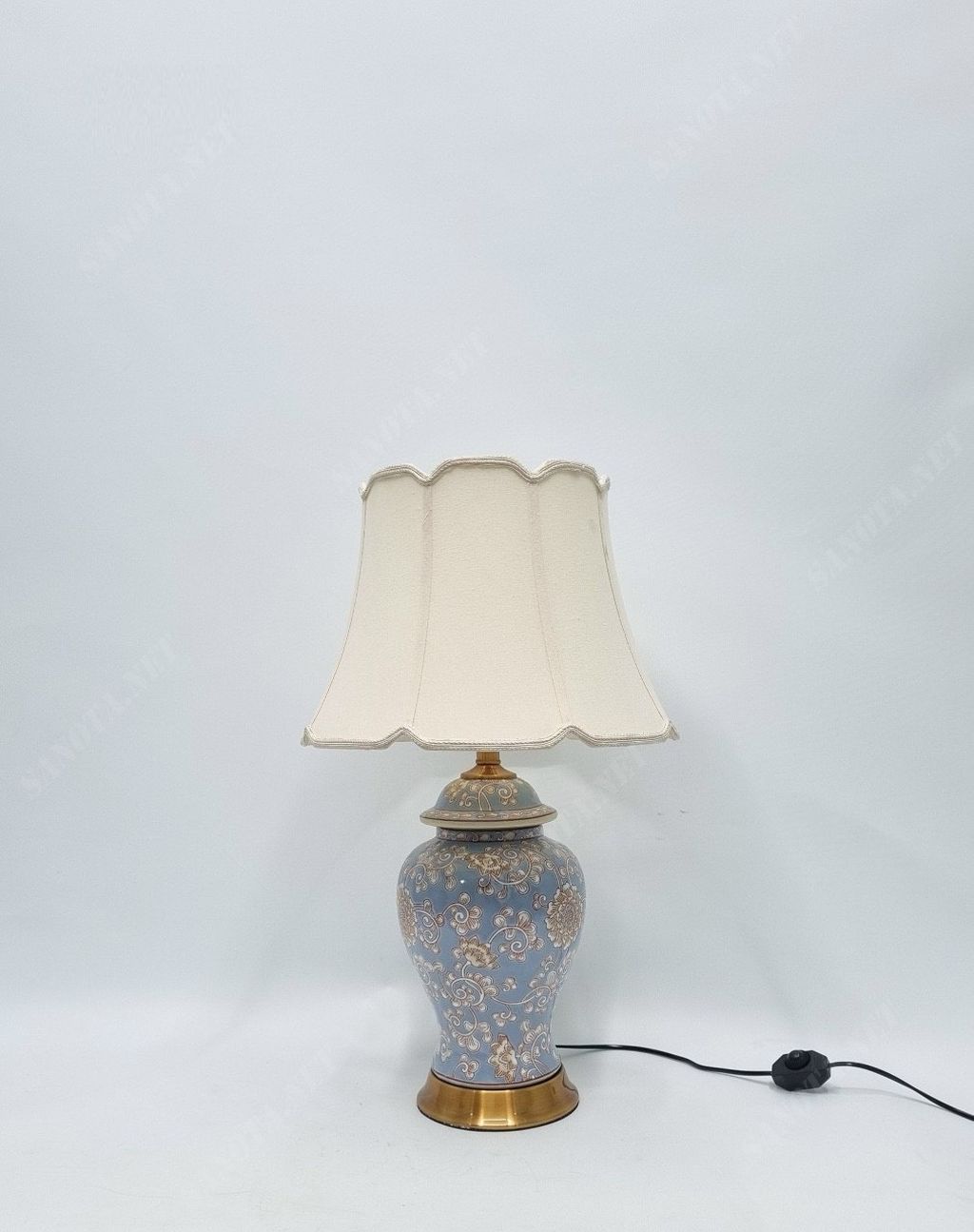 một chiếc đèn để bàn với thiết kế sang trọng cổ điển, chiếc đèn bàn gốm cổ điển, những hình hoạ tiết trên thân đèn độc đáo, sự kết hợp giữa vẻ đẹp và tính năng chiếu sáng, chiếc đèn này sẽ vừa là món đồ trang trí ở bất kì không gian nào và còn đem tới ánh sáng ấm áp, dễ chịu, đặc biệt phù hợp cho căn phòng ngủ thư giãn