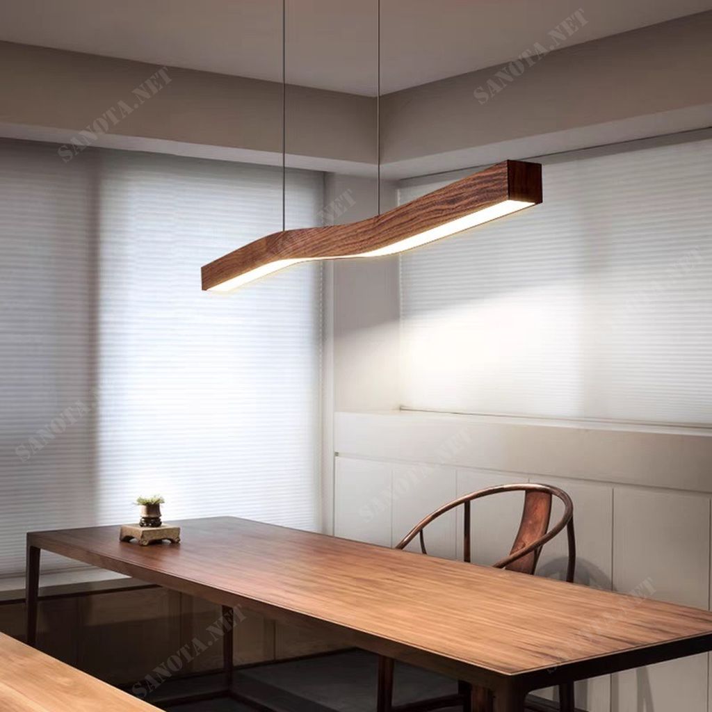 một chiếc đèn thả hiện đại với thiết kế độc đáo là thanh gỗ nằm ngang mang đến ánh sáng tốt, thắp sáng cho cả một không gian, chiếc đèn thủ công được làm bằng gỗ tự nhiên , gỗ công nghiệp đã qua xử lý với thiết kế vô cùng độc đáo và sáng tạo chiếc đèn là điểm nhấn độc đáo cho không gian nội thất và ngoại thất, phù hợp hầu hết với các không gian trang trí nội thất. Từ phòng khách sang trọng đến nhà bếp hay phòng ngủ cần sự ấm áp thì đều có những chiếc đèn gỗ phù hợp. Không chỉ dùng trang trí trong gia đình, những chiếc đèn gỗ thả trần trang trí còn được sử dụng rất nhiều tại các quán ăn, quán cafe, nhà hàng, khách sạn, resort… là món đồ trang trí chắc chắn những tín đồ yêu thiên nhiên yêu vẻ đẹp mộc mạc sẽ thích.