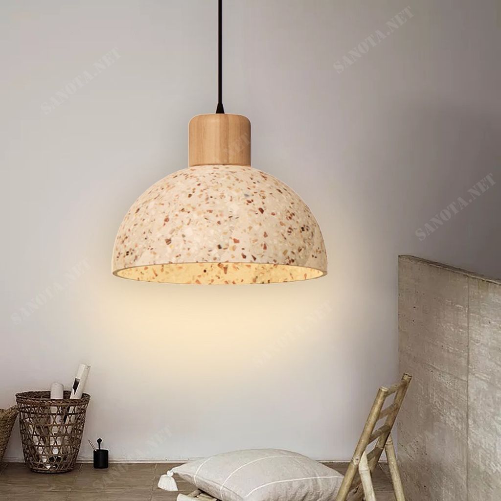 một chiếc đèn thả được chế tác thủ công với chất liệu đá mài coposite hay còn được gọi là đèn đá mài Terrazzo, đèn xi măng, đèn bê tông đá mài được mài thủ công bằng tay từ hỗn hợp bê tông đá rửa trộn với sợi thủy tinh composite nên đèn rất nhẹ để treo, thiết bị đèn chiếu sáng được làm thủ công độc đáo, mang đến cho không gian sử dụng một vẻ đẹp mộc mạc, tinh tế, phù hợp để trang trí cho nhiều không gian sống. Đèn bê tông đá mài composite trang trí mang đến cảm giác thân thuộc, gần gũi, là một điểm nhấn độc đáo khó quên cho bất kỳ không gian sử dụng nó, vì tính chất đặc thù, sản xuất hoàn toàn bằng tay, đòi hỏi sự tinh tế và công phu nên quá trình sản xuất sẽ mất rất nhiều thời gian. Nhưng không vì thế mà sản phẩm này lại có giá thành cao.