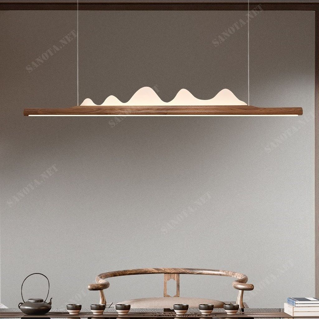 một chiếc đèn thả với thiết kế hiện đại và độc đáo, sử dụng chất liệu gỗ cho thân đèn là một thanh gỗ được thả nằm trang trên thanh gỗ là bóng đèn LED được thiết kế như dãy núi nhấp nhô, với sự kết hợp của bóng đèn LED đem lại ánh sáng chất lượng , ánh sáng không quá chói gắt và thân đèn gỗ chắc chắn bền bỉ theo thời gian chiếc đèn thả sẽ là điểm nhấn cho mọi không gian nội thất, bất kể tông màu chủ đạo của căn phòng là gì chiếc đèn đều có thể cân bằng mang đến sự hài hòa, giúp không gian thêm chiều sâu. một món đồ trang trí còn là chiếc đèn thắp sáng cho căn nhà của bạn, chiếc đèn thả hiện đại phù hợp với nhiều không gian sống, thả bàn ăn hay phòng khách, phòng làm việc ngoài ra còn có thể trang trí quầy bar, nhà hàng khách sạn,... mang đến sự cân bằng, tạo cảm giác nhẹ nhàng, trang nhã và thanh thoát.