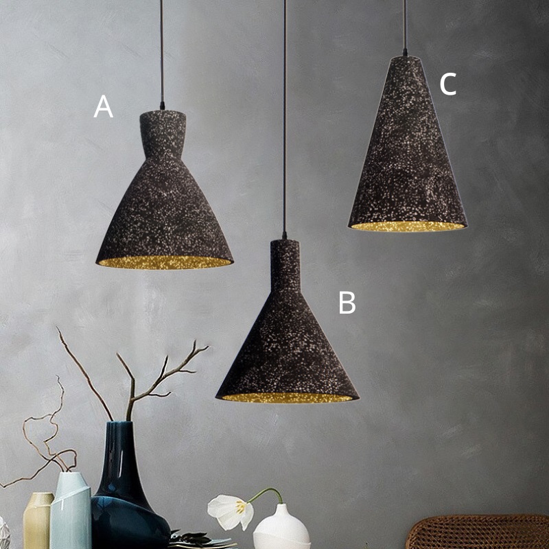một chiếc đèn thả được chế tác thủ công với chất liệu đá mài coposite hay còn được gọi là đèn đá mài Terrazzo, đèn xi măng, đèn bê tông đá mài được mài thủ công bằng tay từ hỗn hợp bê tông đá rửa trộn với sợi thủy tinh composite nên đèn rất nhẹ để treo, thiết bị đèn chiếu sáng được làm thủ công độc đáo, mang đến cho không gian sử dụng một vẻ đẹp mộc mạc, tinh tế, phù hợp để trang trí cho nhiều không gian sống. Đèn bê tông đá mài composite trang trí mang đến cảm giác thân thuộc, gần gũi, là một điểm nhấn độc đáo khó quên cho bất kỳ không gian sử dụng nó, vì tính chất đặc thù, sản xuất hoàn toàn bằng tay, đòi hỏi sự tinh tế và công phu nên quá trình sản xuất sẽ mất rất nhiều thời gian. Nhưng không vì thế mà sản phẩm này lại có giá thành cao.