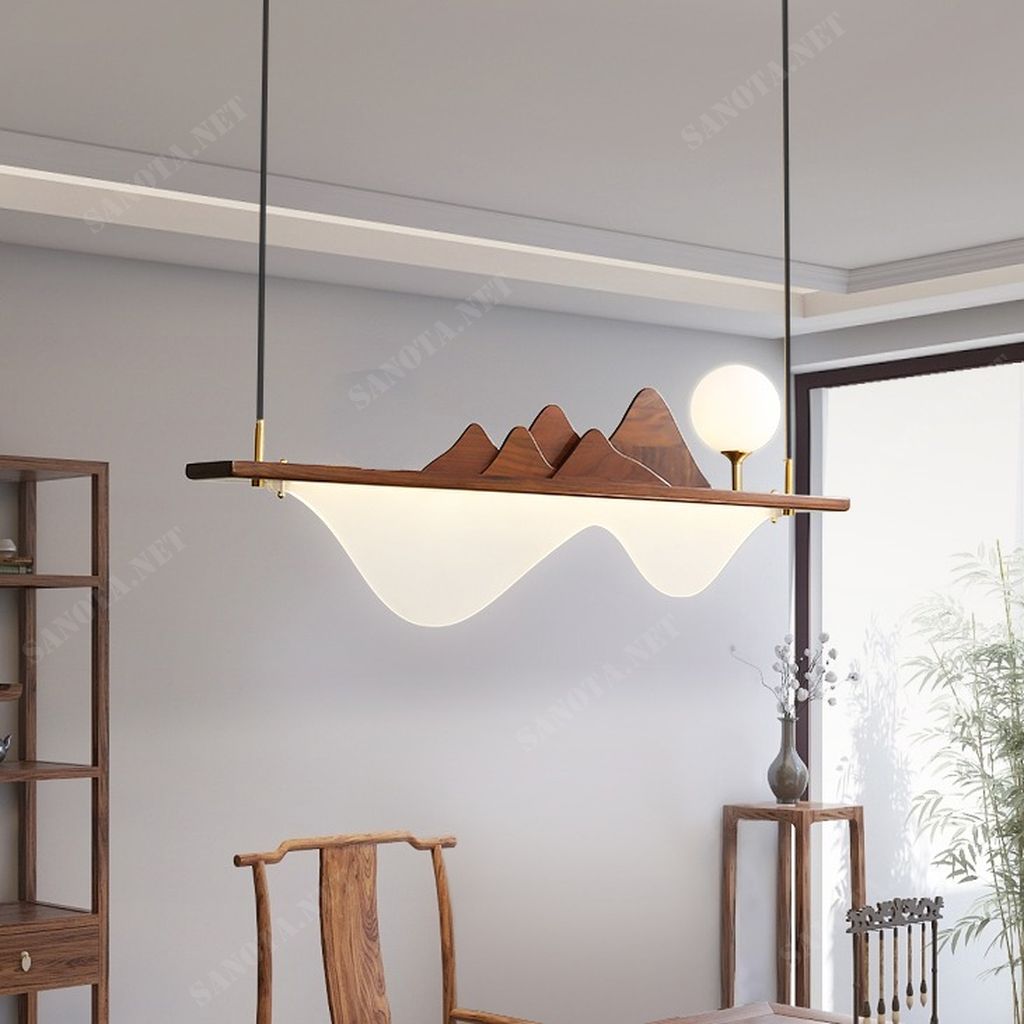 một chiếc đèn thả với thiết kế hiện đại và độc đáo, sử dụng chất liệu gỗ cho thân đèn là một thanh gỗ được thả nằm trang trên thanh gỗ là bóng đèn LED được thiết kế như dãy núi nhấp nhô, với sự kết hợp của bóng đèn LED đem lại ánh sáng chất lượng , ánh sáng không quá chói gắt và thân đèn gỗ chắc chắn bền bỉ theo thời gian chiếc đèn thả sẽ là điểm nhấn cho mọi không gian nội thất, bất kể tông màu chủ đạo của căn phòng là gì chiếc đèn đều có thể cân bằng mang đến sự hài hòa, giúp không gian thêm chiều sâu. một món đồ trang trí còn là chiếc đèn thắp sáng cho căn nhà của bạn, chiếc đèn thả hiện đại phù hợp với nhiều không gian sống, thả bàn ăn hay phòng khách, phòng làm việc ngoài ra còn có thể trang trí quầy bar, nhà hàng khách sạn,... mang đến sự cân bằng, tạo cảm giác nhẹ nhàng, trang nhã và thanh thoát.