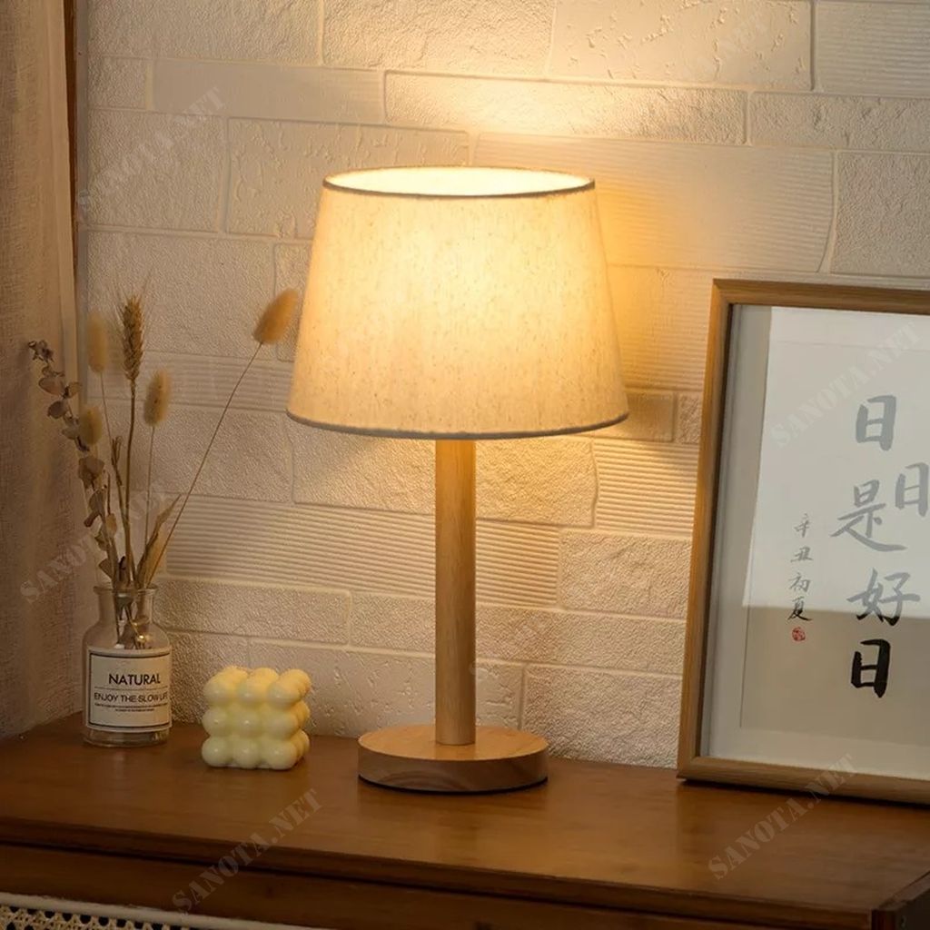 một chiếc đèn để phòng khách với thiết kế đơn giản và hiện đại sử dụng chất liệu gỗ, chiếc đèn vừa mang đến ánh sáng chất lượng bảo vệ mắt, thắp sáng không gian nơi ở còn là món đồ decor cho những góc trang trí đơn giản hiện đại, chiếc đèn bàn hiện đại này dễ dàng thích nghi với nhiều góc decor sẽ là một chiếc đèn mà bạn đang tìm kiếm