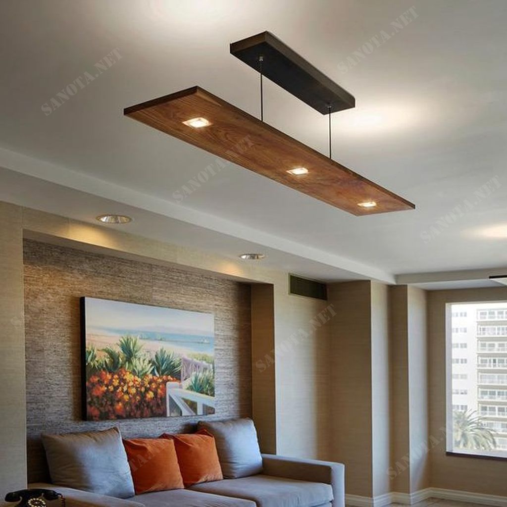 một chiếc đèn thả hiện đại với thiết kế độc đáo là thanh gỗ nằm ngang mang đến ánh sáng tốt, thắp sáng cho cả một không gian, chiếc đèn thủ công được làm bằng gỗ tự nhiên , gỗ công nghiệp đã qua xử lý với thiết kế vô cùng độc đáo và sáng tạo chiếc đèn là điểm nhấn độc đáo cho không gian nội thất và ngoại thất, phù hợp hầu hết với các không gian trang trí nội thất. Từ phòng khách sang trọng đến nhà bếp hay phòng ngủ cần sự ấm áp thì đều có những chiếc đèn gỗ phù hợp. Không chỉ dùng trang trí trong gia đình, những chiếc đèn gỗ thả trần trang trí còn được sử dụng rất nhiều tại các quán ăn, quán cafe, nhà hàng, khách sạn, resort… là món đồ trang trí chắc chắn những tín đồ yêu thiên nhiên yêu vẻ đẹp mộc