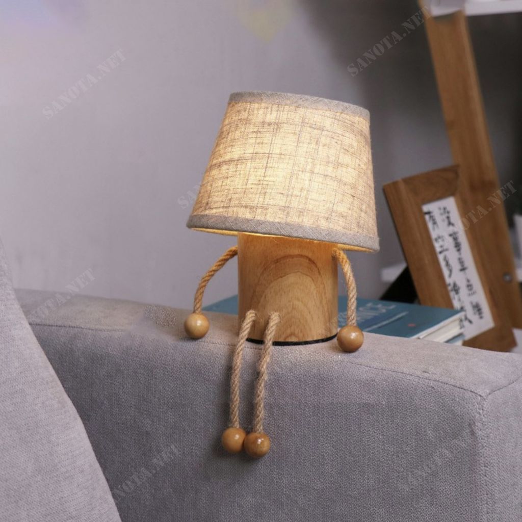 chiếc đèn để bàn hiện đại với thiết kế đơn giản sử dụng chất liệu thân đèn bằng gỗ và chao vải, chiếc đèn sẽ vừa là chiếc đèn thắp sáng cho không gian sống của bạn vừa là món đồ trang trí tạo nên một điểm nhấn đặc biệt thu hút sự chú ý của mọi người. Không gian nội thất hay ngoại thất là điều bạn lưu tâm nhất trong việc tạo ra không gian sống. Một không gian được bày bố hợp với ý tưởng của bạn là điều tuyệt vời. Sẽ tuyệt vời hơn nếu không gian ấy được màu sắc của ánh sáng chiếu rọi. Chiếc đèn bàn gỗ này sẽ là lựa chọn lý tưởng cho không gian sống năng động tươi trẻ của bạn, phù hợp cho phòng ngủ ấm áp, hay phòng khách sang trọng, cả phòng làm việc hiện đại. Với sự phong phú về kiểu dáng thiết kế, ngôi nhà bạn sẽ thêm xinh đẹp. Với công nghệ chiếu sáng hiện đại, không gian của bạn sẽ bừng sáng nổi bật
