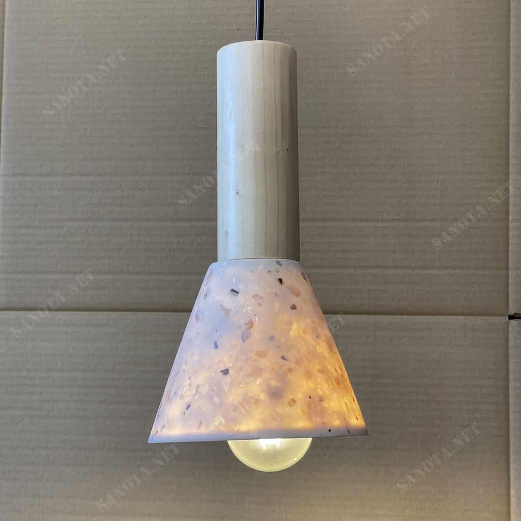 một chiếc đèn gắn tường được chế tác thủ công với chất liệu đá mài coposite hay còn được gọi là đèn đá mài Terrazzo, đèn xi măng, đèn bê tông đá mài được mài thủ công bằng tay từ hỗn hợp bê tông đá rửa trộn với sợi thủy tinh composite nên đèn rất nhẹ để treo, thiết bị đèn chiếu sáng được làm thủ công độc đáo, mang đến cho không gian sử dụng một vẻ đẹp mộc mạc, tinh tế, phù hợp để trang trí cho nhiều không gian sống. Đèn bê tông đá mài composite trang trí mang đến cảm giác thân thuộc, gần gũi, là một điểm nhấn độc đáo khó quên cho bất kỳ không gian sử dụng nó, vì tính chất đặc thù, sản xuất hoàn toàn bằng tay, đòi hỏi sự tinh tế và công phu nên quá trình sản xuất sẽ mất rất nhiều thời gian. Nhưng không vì thế mà sản phẩm này lại có giá thành cao.
