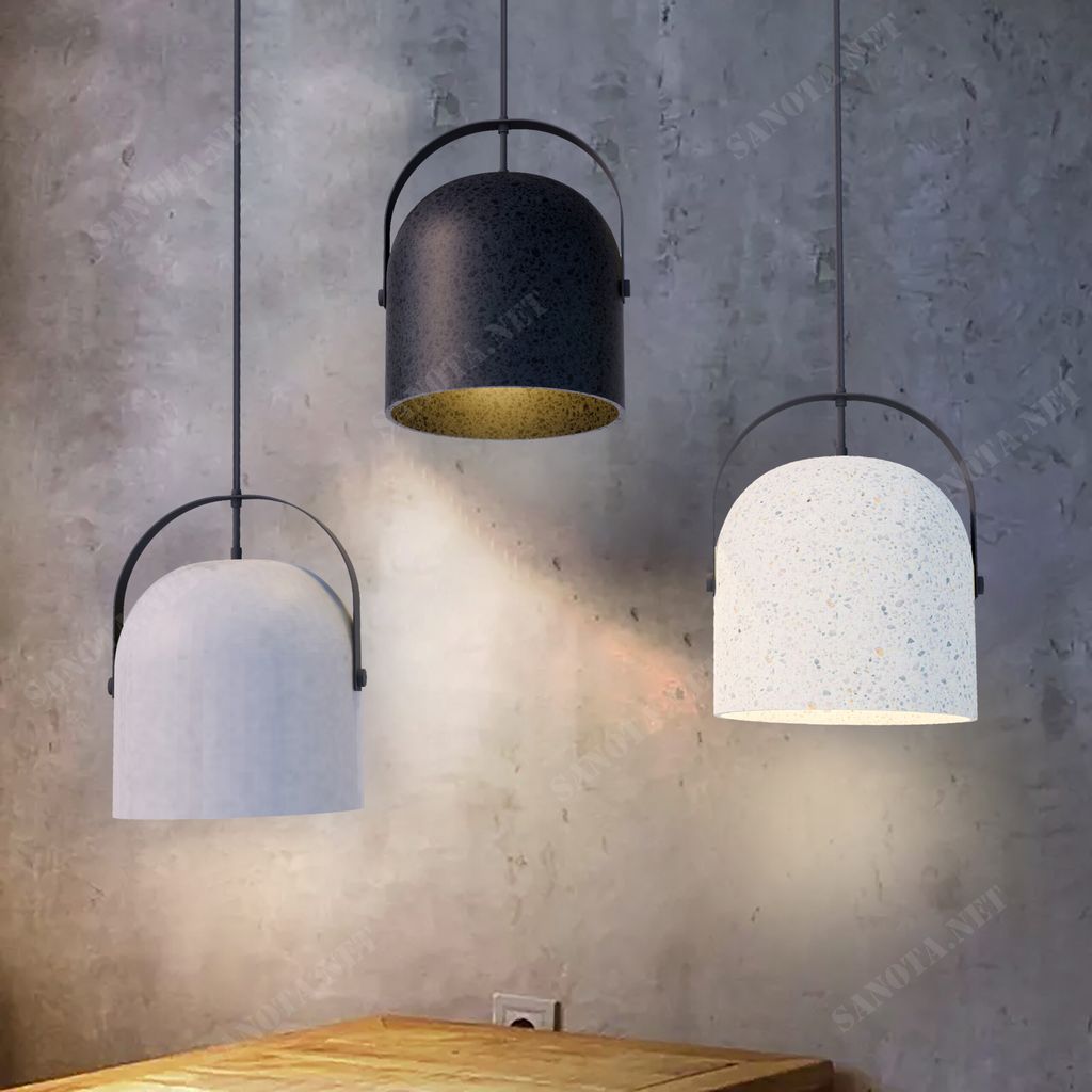 một chiếc đèn gắn tường được chế tác thủ công với chất liệu đá mài coposite hay còn được gọi là đèn đá mài Terrazzo, đèn xi măng, đèn bê tông đá mài được mài thủ công bằng tay từ hỗn hợp bê tông đá rửa trộn với sợi thủy tinh composite nên đèn rất nhẹ để treo, thiết bị đèn chiếu sáng được làm thủ công độc đáo, mang đến cho không gian sử dụng một vẻ đẹp mộc mạc, tinh tế, phù hợp để trang trí cho nhiều không gian sống. Đèn bê tông đá mài composite trang trí mang đến cảm giác thân thuộc, gần gũi, là một điểm nhấn độc đáo khó quên cho bất kỳ không gian sử dụng nó, vì tính chất đặc thù, sản xuất hoàn toàn bằng tay, đòi hỏi sự tinh tế và công phu nên quá trình sản xuất sẽ mất rất nhiều thời gian. Nhưng không vì thế mà sản phẩm này lại có giá thành cao.