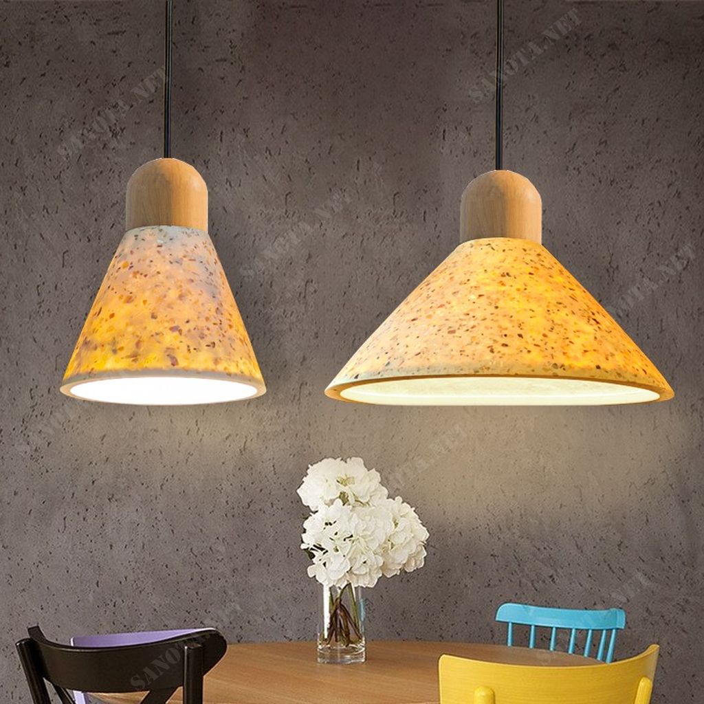 một chiếc đèn gắn tường được chế tác thủ công với chất liệu đá mài coposite hay còn được gọi là đèn đá mài Terrazzo, đèn xi măng, đèn bê tông đá mài được mài thủ công bằng tay từ hỗn hợp bê tông đá rửa trộn với sợi thủy tinh composite nên đèn rất nhẹ để treo, thiết bị đèn chiếu sáng được làm thủ công độc đáo, mang đến cho không gian sử dụng một vẻ đẹp mộc mạc, tinh tế, phù hợp để trang trí cho nhiều không gian sống. Đèn bê tông đá mài composite trang trí mang đến cảm giác thân thuộc, gần gũi, là một điểm nhấn độc đáo khó quên cho bất kỳ không gian sử dụng nó, vì tính chất đặc thù, sản xuất hoàn toàn bằng tay, đòi hỏi sự tinh tế và công phu nên quá trình sản xuất sẽ mất rất nhiều thời gian. Nhưng không vì thế mà sản phẩm này lại có giá thành cao.