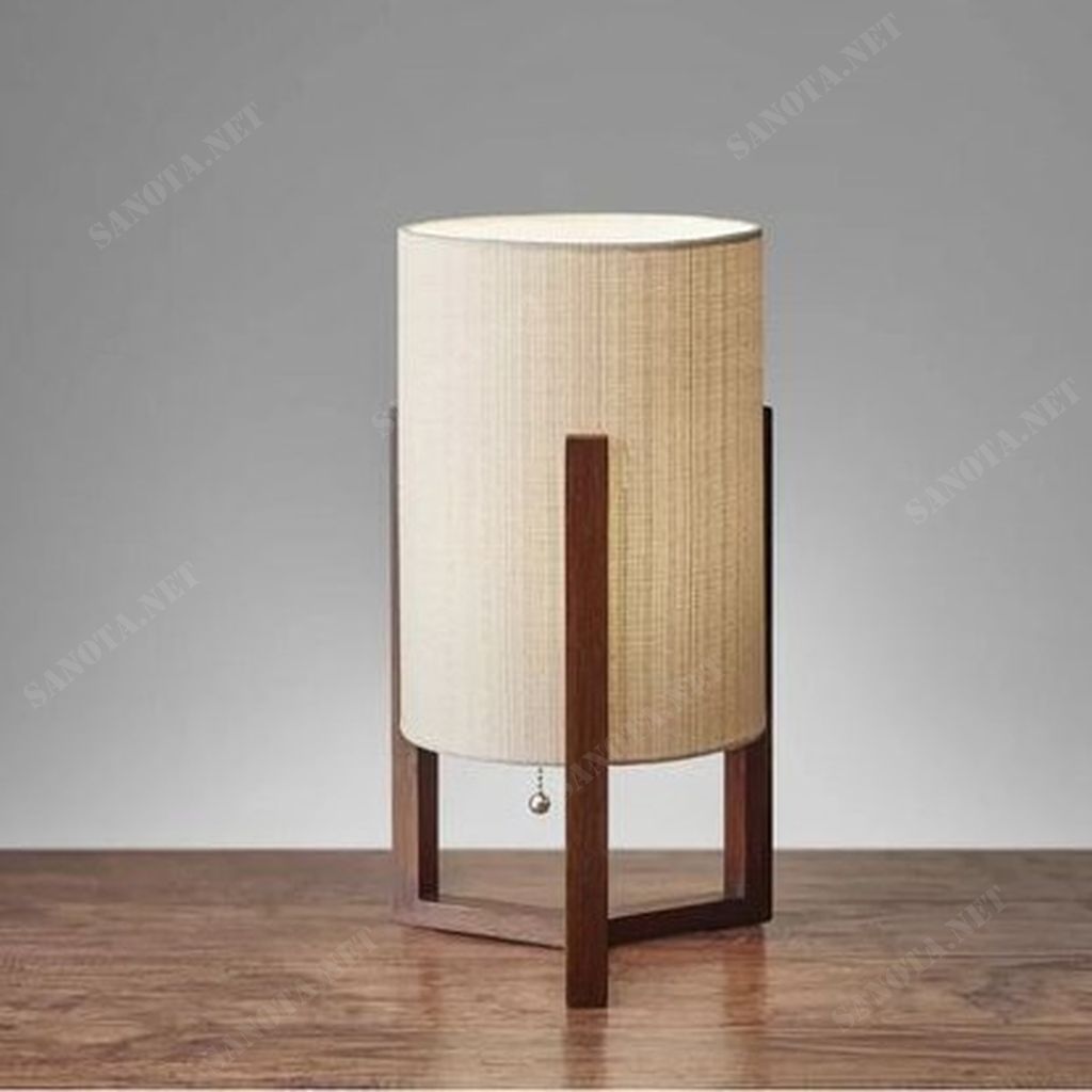 một chiếc đèn để phòng khách với thiết kế đơn giản và hiện đại sử dụng chất liệu gỗ, chiếc đèn vừa mang đến ánh sáng chất lượng bảo vệ mắt, thắp sáng không gian nơi ở còn là món đồ decor cho những góc trang trí đơn giản hiện đại, chiếc đèn bàn hiện đại này dễ dàng thích nghi với nhiều góc decor sẽ là một chiếc đèn mà bạn đang tìm kiếm