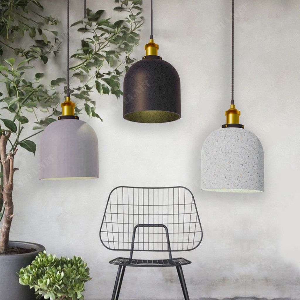 một chiếc đèn gắn tường được chế tác thủ công với chất liệu đá mài coposite hay còn được gọi là đèn đá mài Terrazzo, đèn xi măng, đèn bê tông đá mài được mài thủ công bằng tay từ hỗn hợp bê tông đá rửa trộn với sợi thủy tinh composite nên đèn rất nhẹ để treo, thiết bị đèn chiếu sáng được làm thủ công độc đáo, mang đến cho không gian sử dụng một vẻ đẹp mộc mạc, tinh tế, phù hợp để trang trí cho nhiều không gian sống. Đèn bê tông đá mài composite trang trí mang đến cảm giác thân thuộc, gần gũi, là một điểm nhấn độc đáo khó quên cho bất kỳ không gian sử dụng nó, vì tính chất đặc thù, sản xuất hoàn toàn bằng tay, đòi hỏi sự tinh tế và công phu nên quá trình sản xuất sẽ mất rất nhiều thời gian. Nhưng không vì thế mà sản phẩm này lại có giá thành cao.