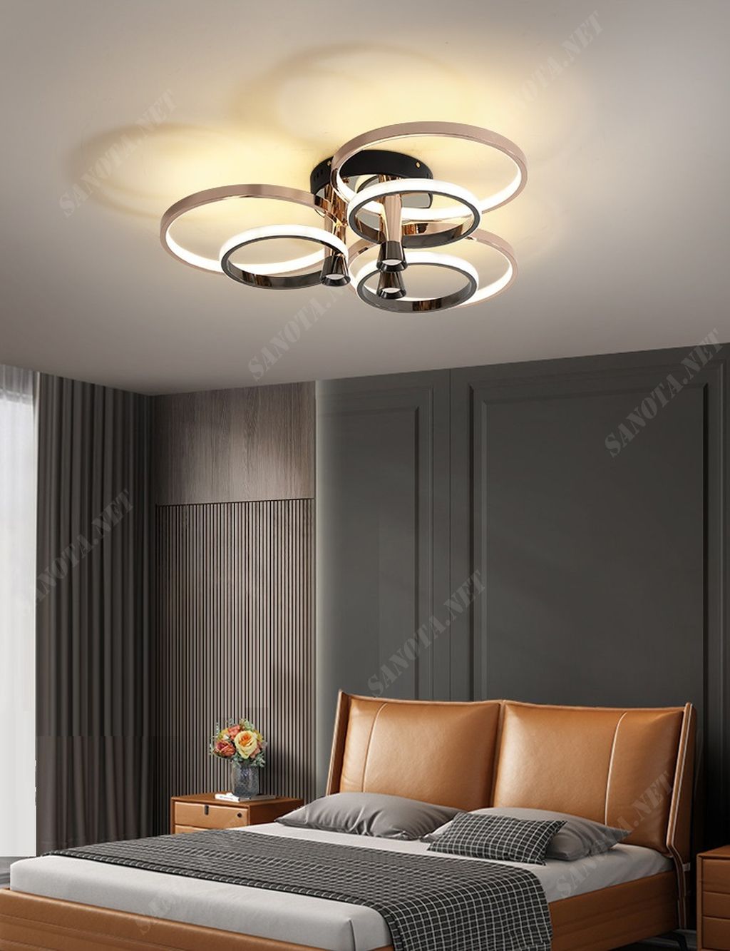 một chiếc đèn ốp trần hiện đại với thiết kế là những vòng tròn đèn LED viền vàng đồng sang trọng được sắp xếp một cách độc đáo, chiếc đèn LED 3 chế độ ánh sáng có chức năng tăng giảm ánh sáng, chiếc đèn hiện đại và sang trọng phù hợp với nhiều không gian trang trí khác nhau, phù hợp cả việc trang trí cho nhà hàng khách sạn, sẽ là món đồ trang trí là điểm nhấn cho không gian sống của bạn