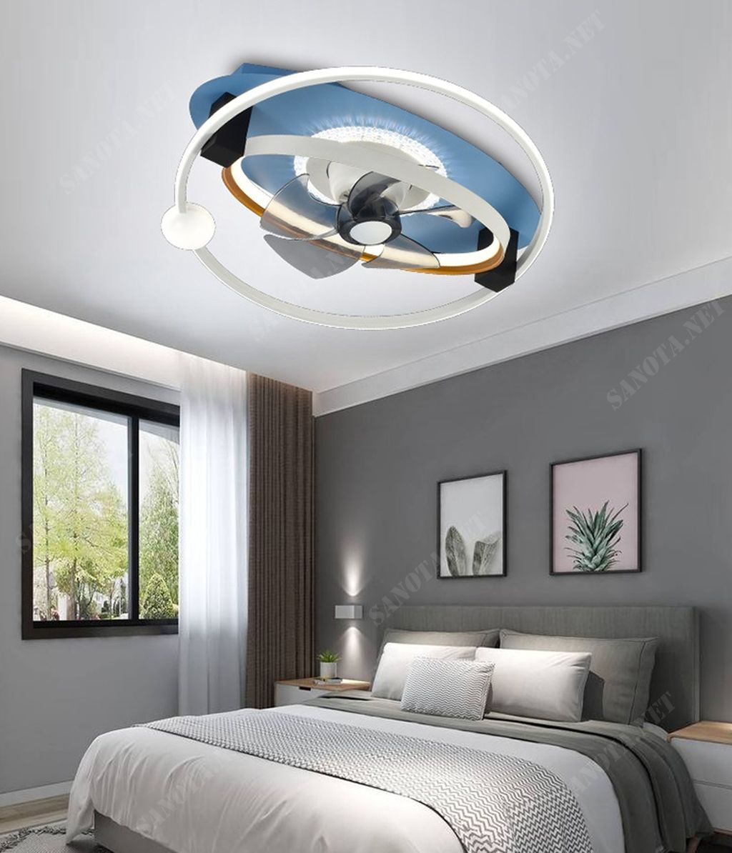 một chiếc quạt trần kết hợp đèn LED, với thiết kế hiện đại và sang trọng là vẻ đẹp hiện đại của vòng tròn đèn LED và quạt trần, màu trắng đơn giản nhưng sang trọng, chiếc quạt trần này sẽ là món đồ vừa là quạt đem lại sự mát mẻ vừa chiếu sáng cho cả không gian, còn là món đồ trang trí không thể thiếu trong không gian sống của bạn, chiếc quạt tiện ích sử dụng bóng đèn LED ba chế độ ánh sáng và công suất lớn giúp đem lại sự mát mẻ cho không gian sống, vẻ đẹp tiện ích tính ứng dụng cao chiễc quạt trần kết hợp đèn phù hợp với nhiều không gian từ phòng khách đến phòng ngủ, ngoài ra còn có cả khách sạn, nhà hàng, resort,...